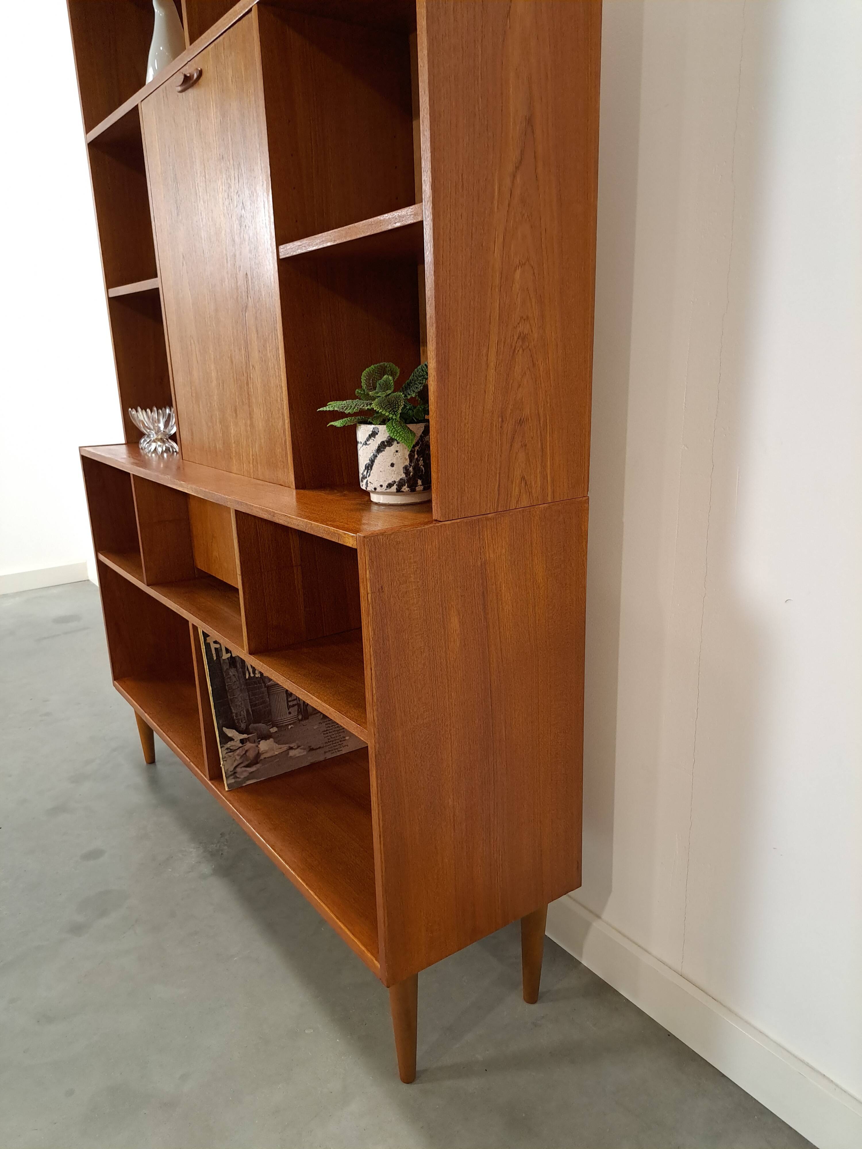 Deens hoge teak vakkenkast met bar vintage wandkast
