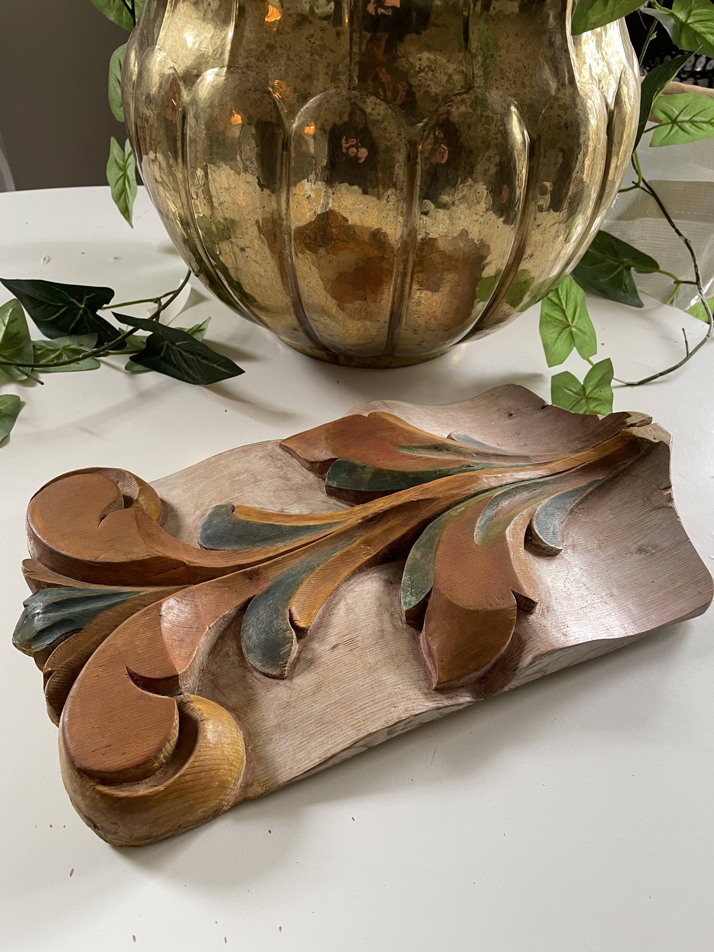 Panneau ancien en bois sculpté au décor de feuillage