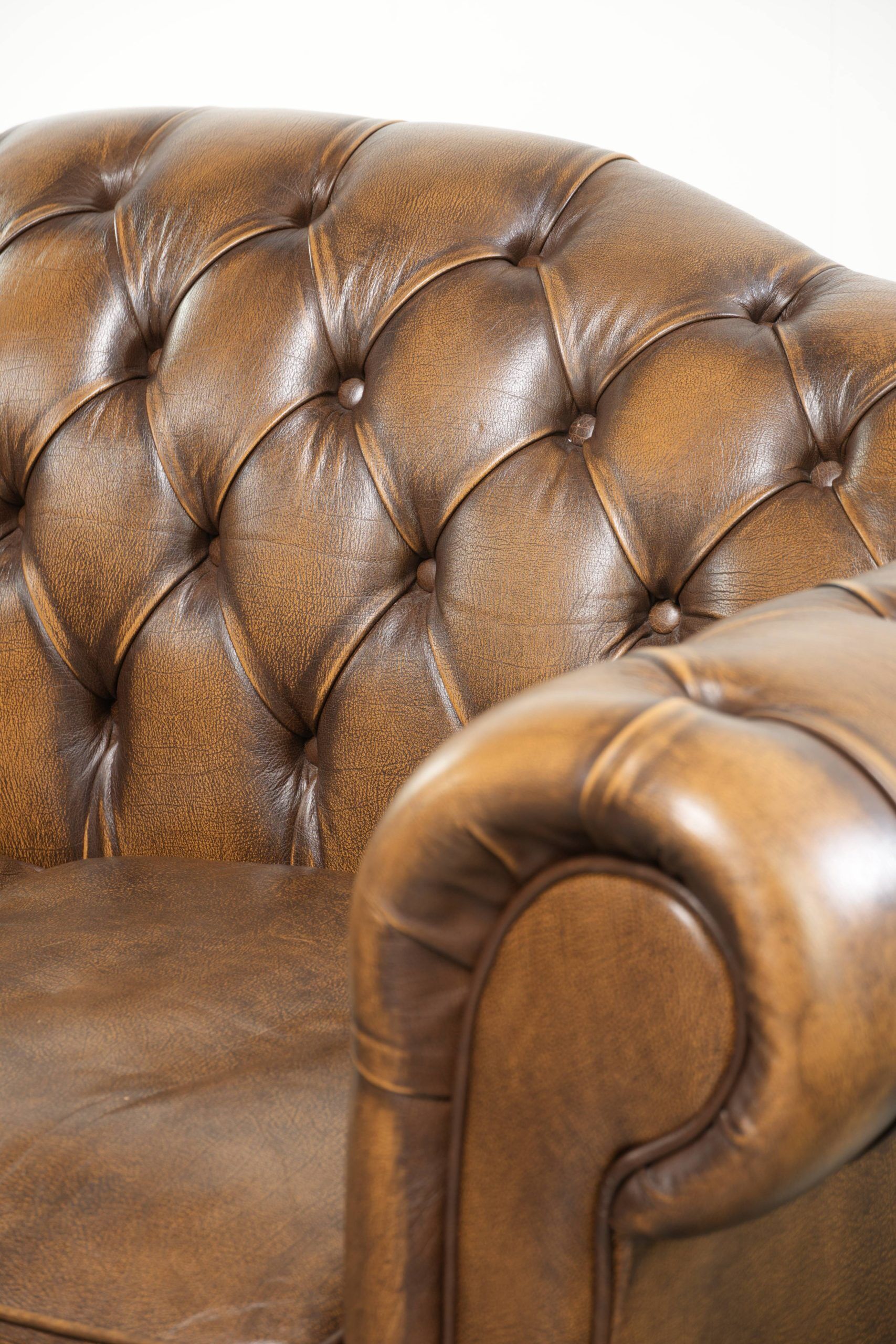 English cowhide leather Chesterfield 2-seater sofa in a luxurious colour