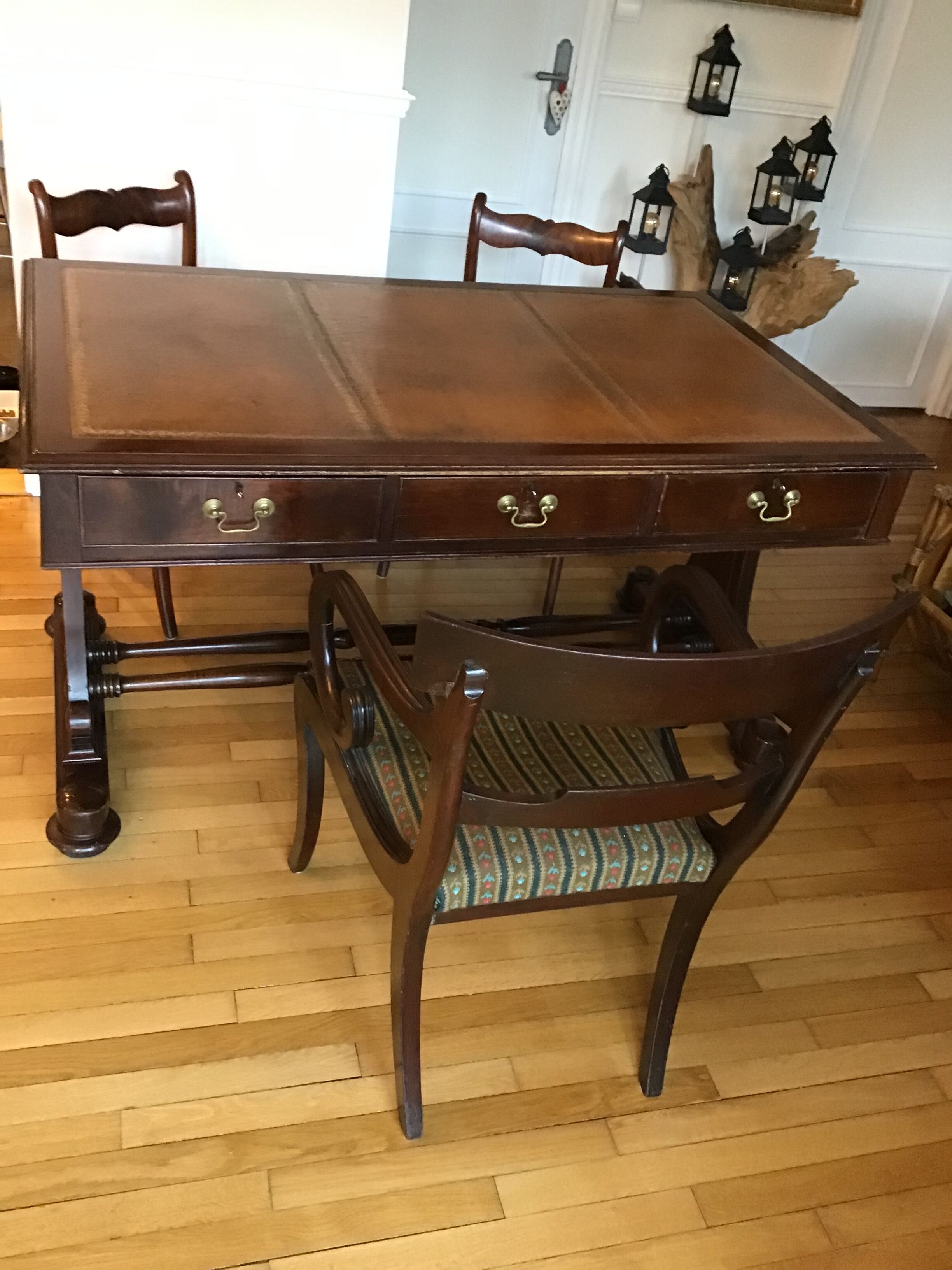 Minister's office and 3 chairs