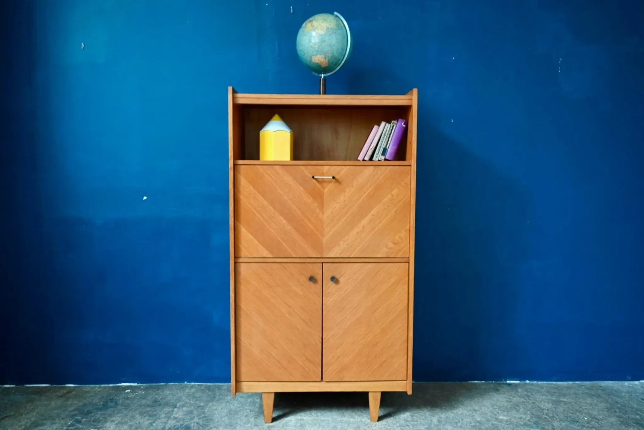 Vintage secretary bookcase from the 50s and 60s, oak with chevron marquetry.
