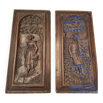 2 plaques en bois sculptées