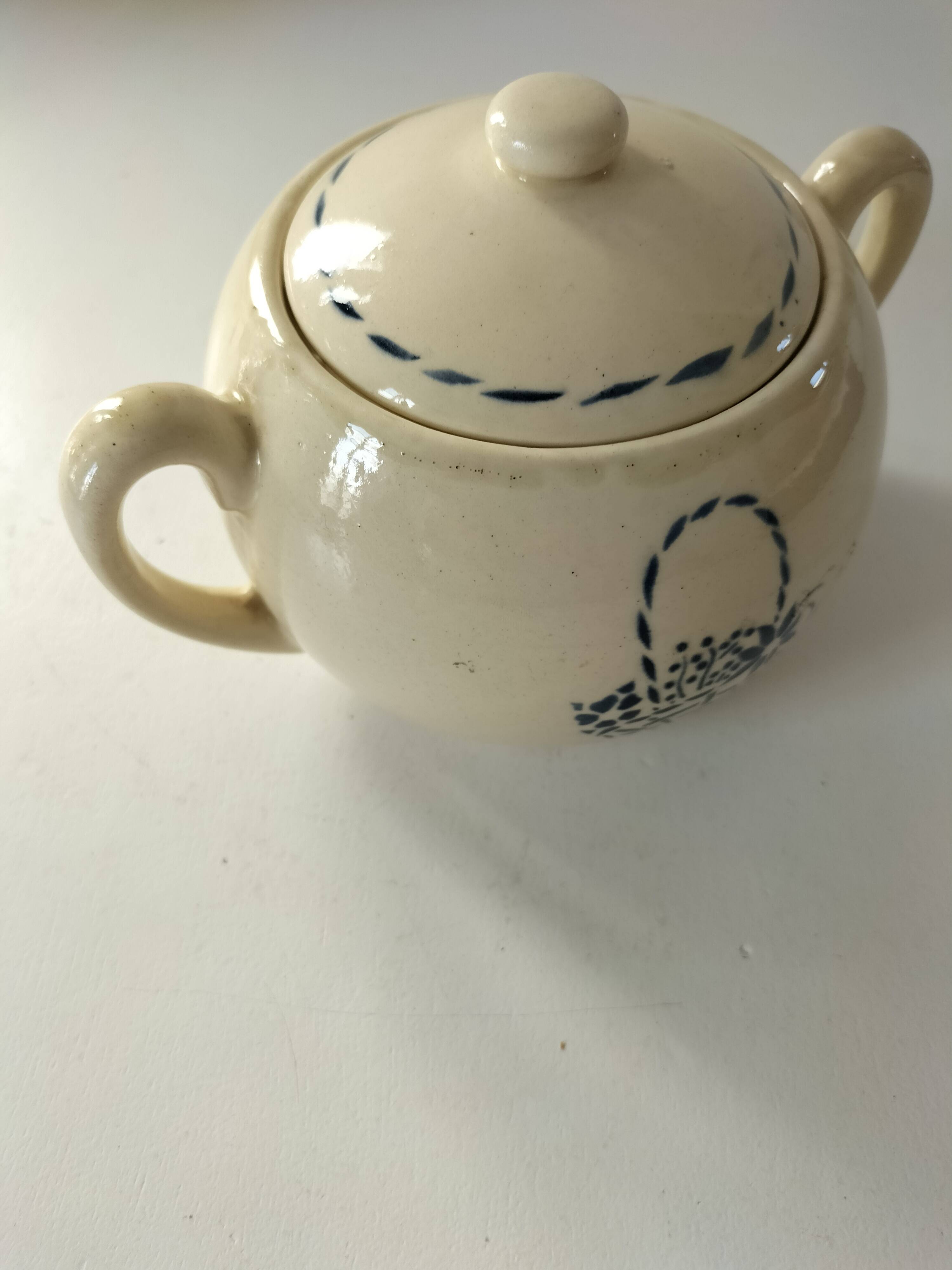 Sucrier HBCM modèle Paradis en terre de fer décor panier bleu