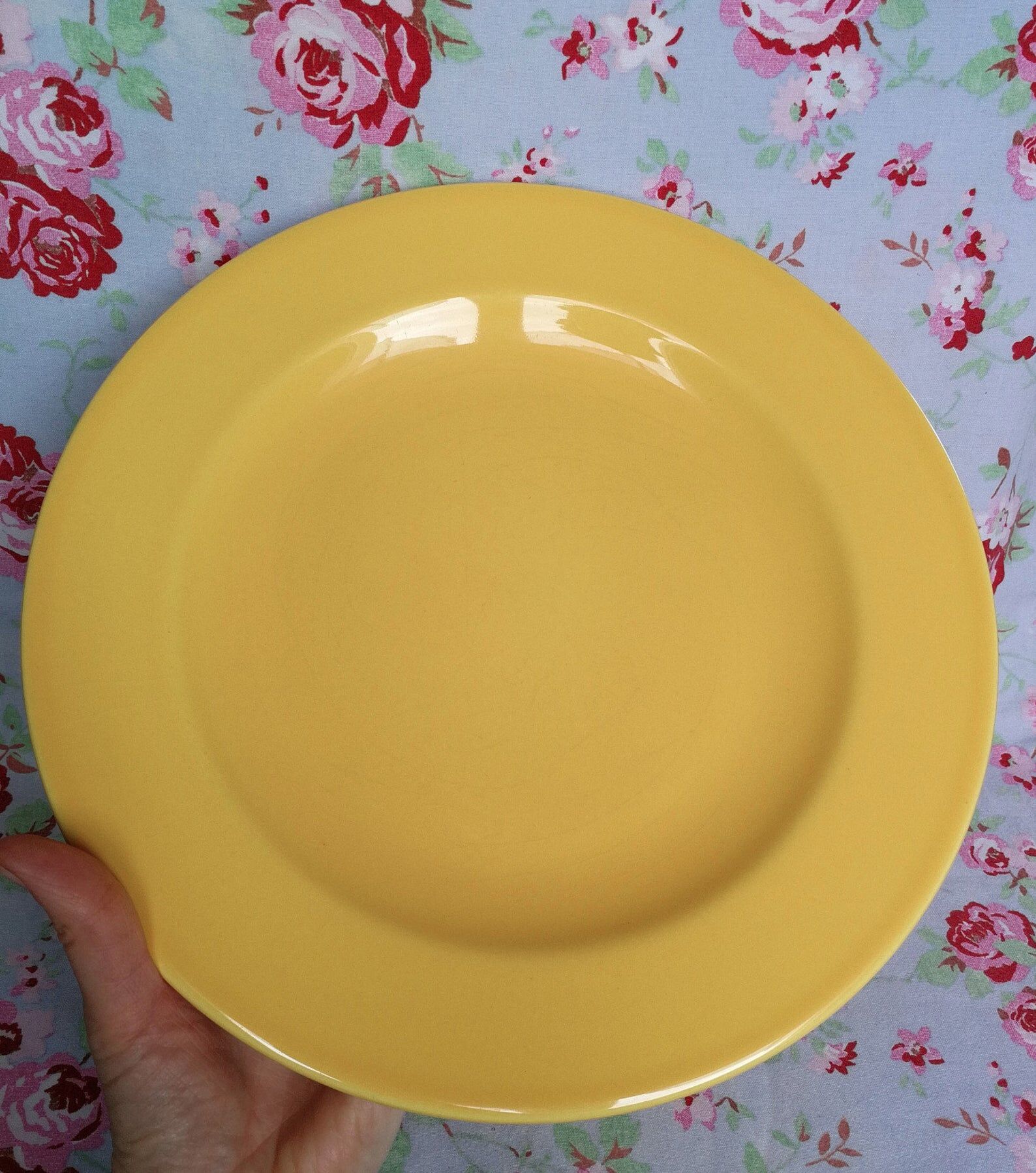 Old round plate in yellow faïence
