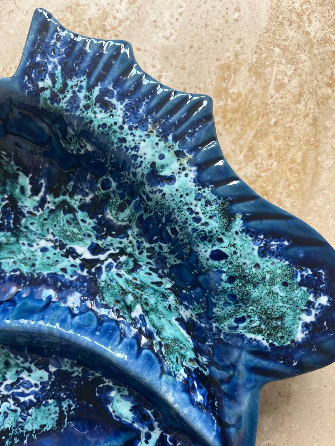 Plat en céramique en forme de poisson bleu