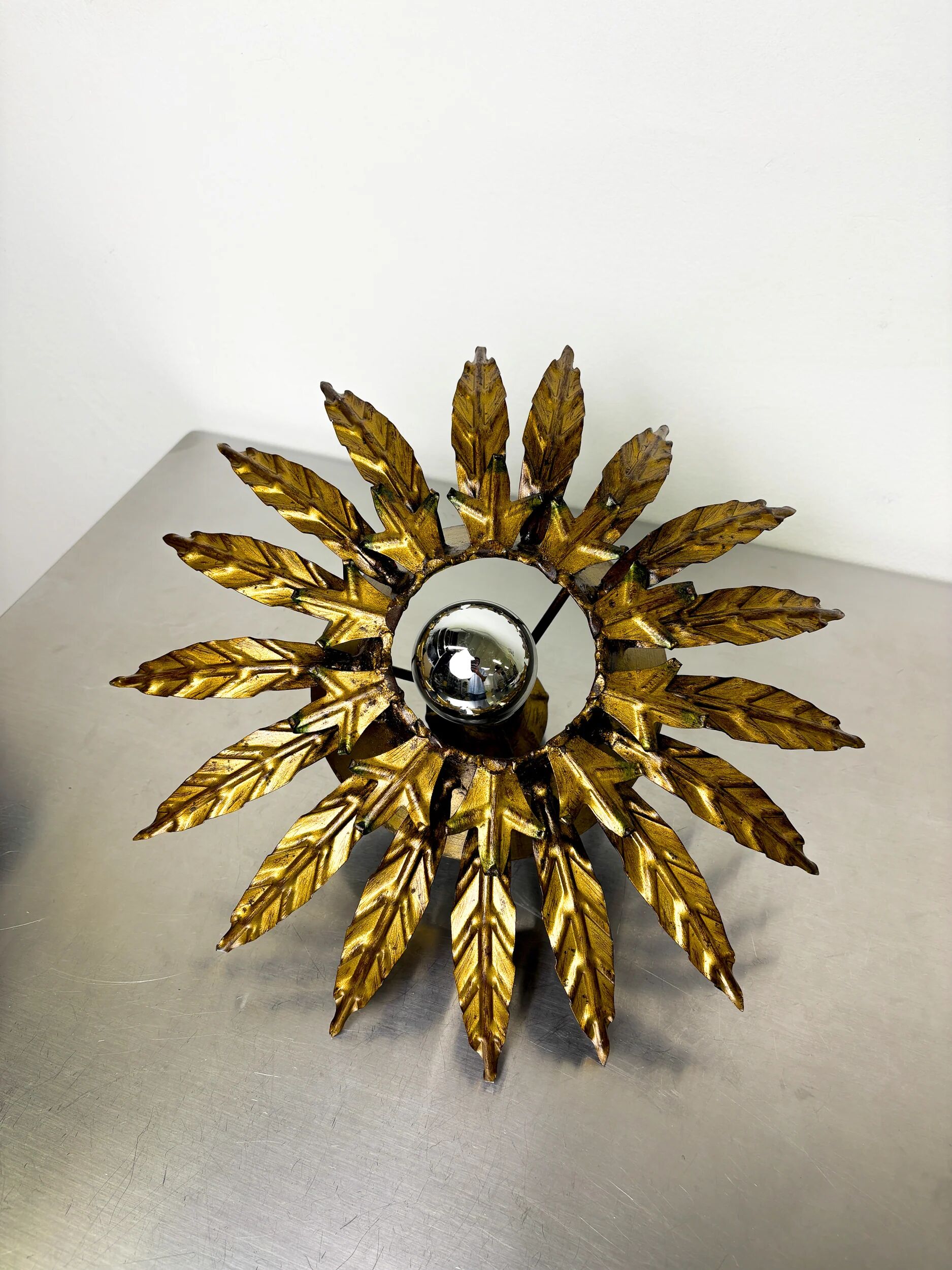 Plafonnier ou applique florale en feuillage en forme de soleil, France, années 1970