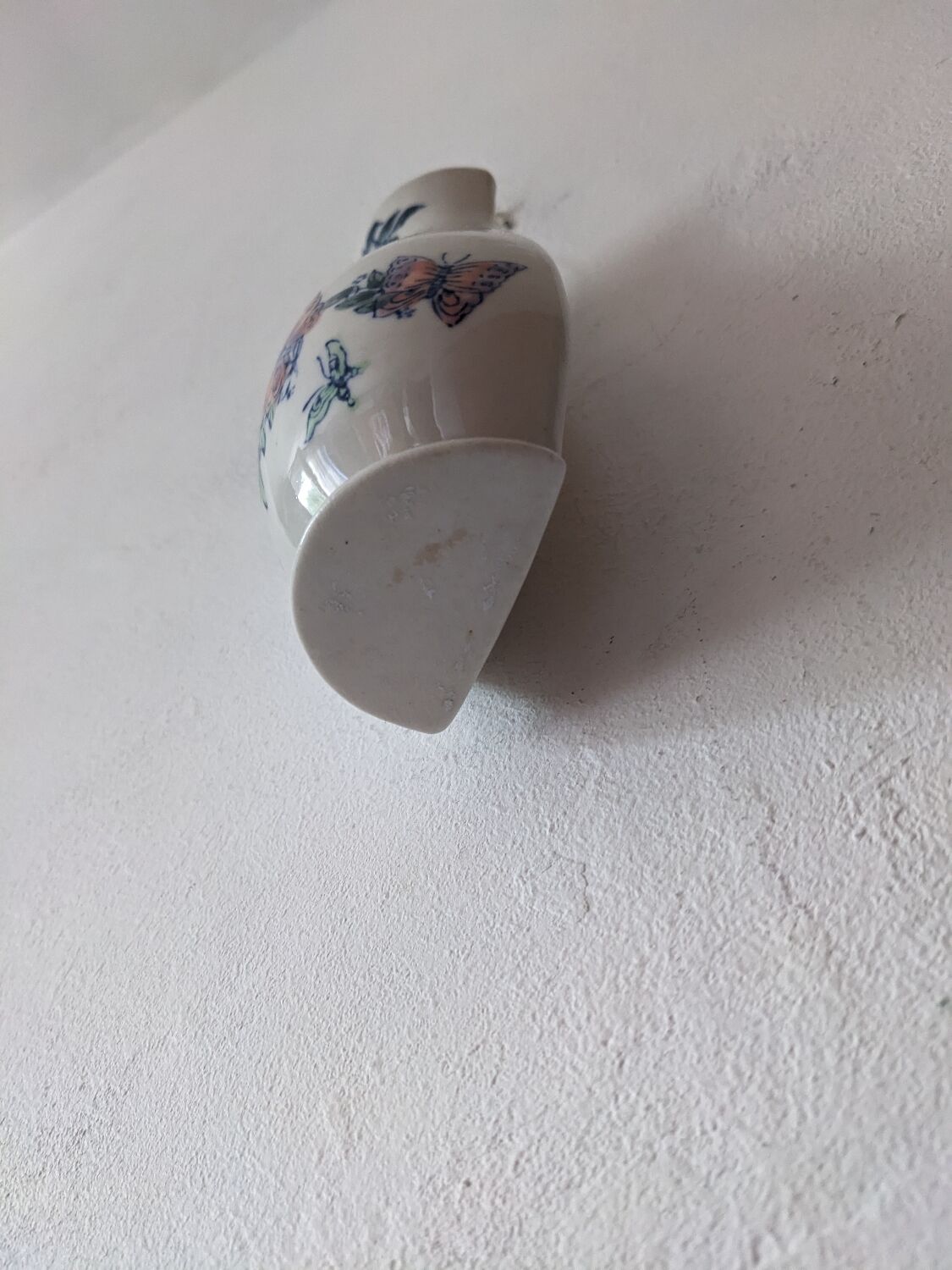 Saturator radiator old ceramic humidifier floral decoration