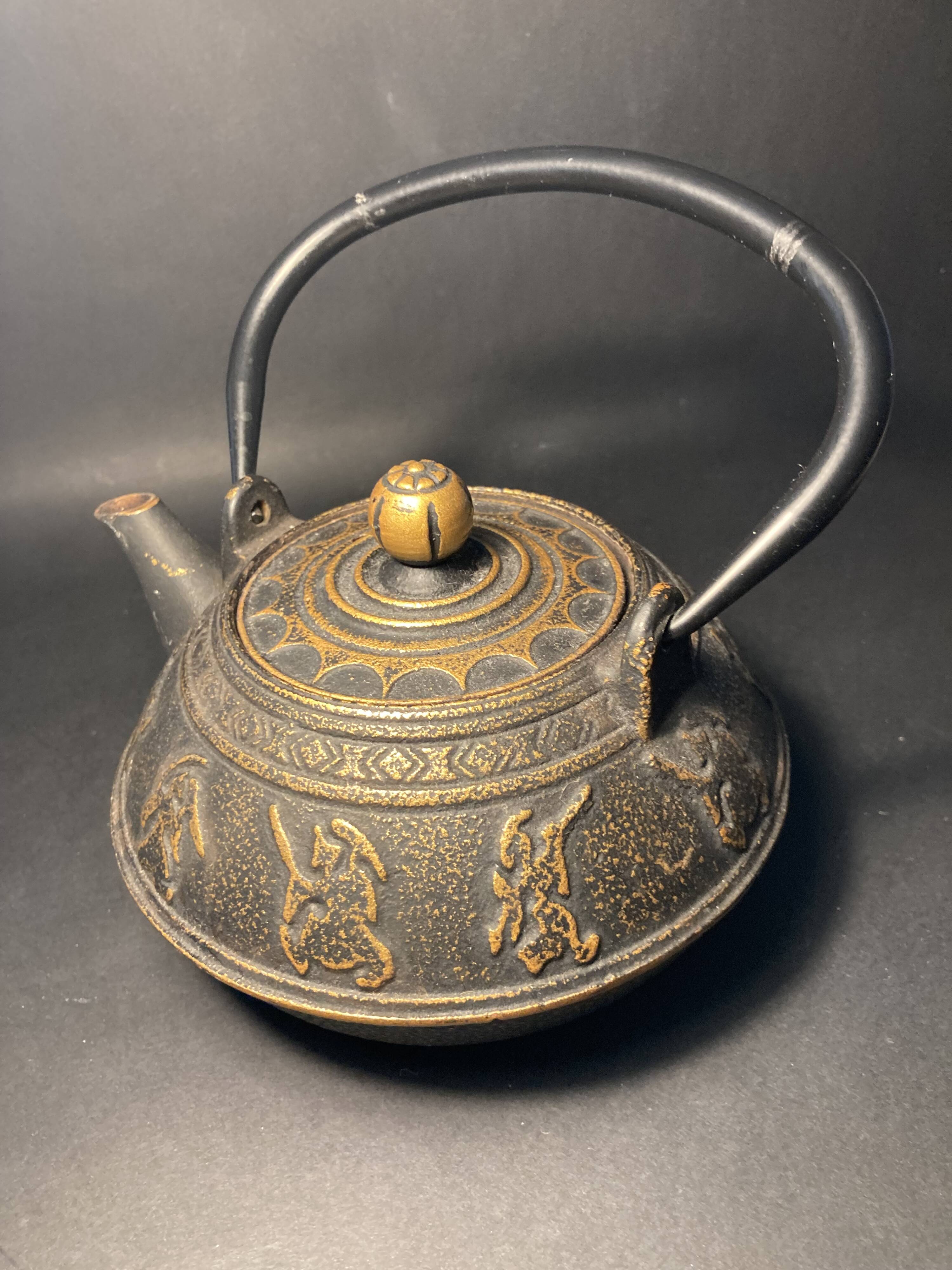 Japanese cast iron teapot – Tetsubin style – Relief warrior decoration
