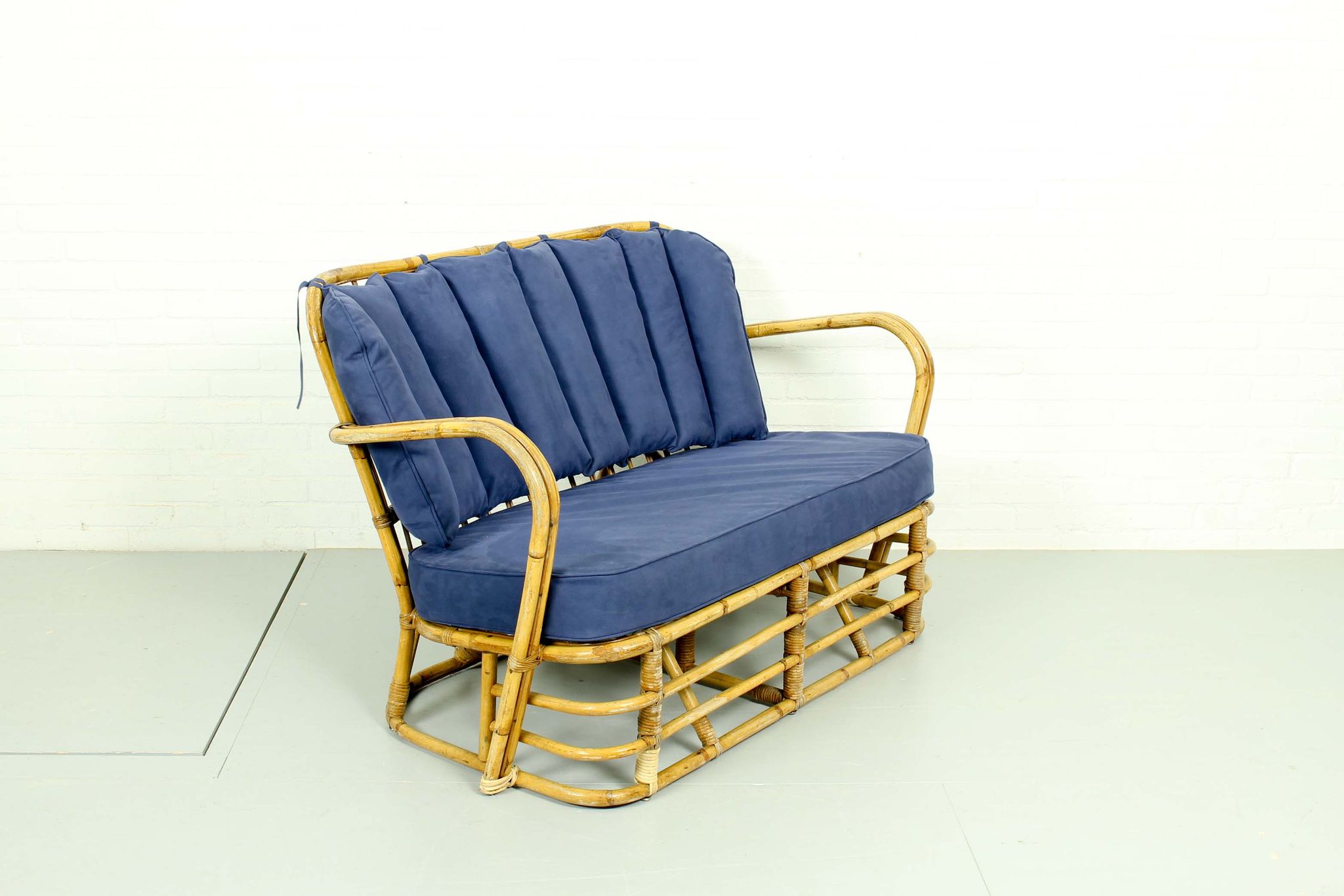 Ensemble rare de salon de rotin de milieu du siècle