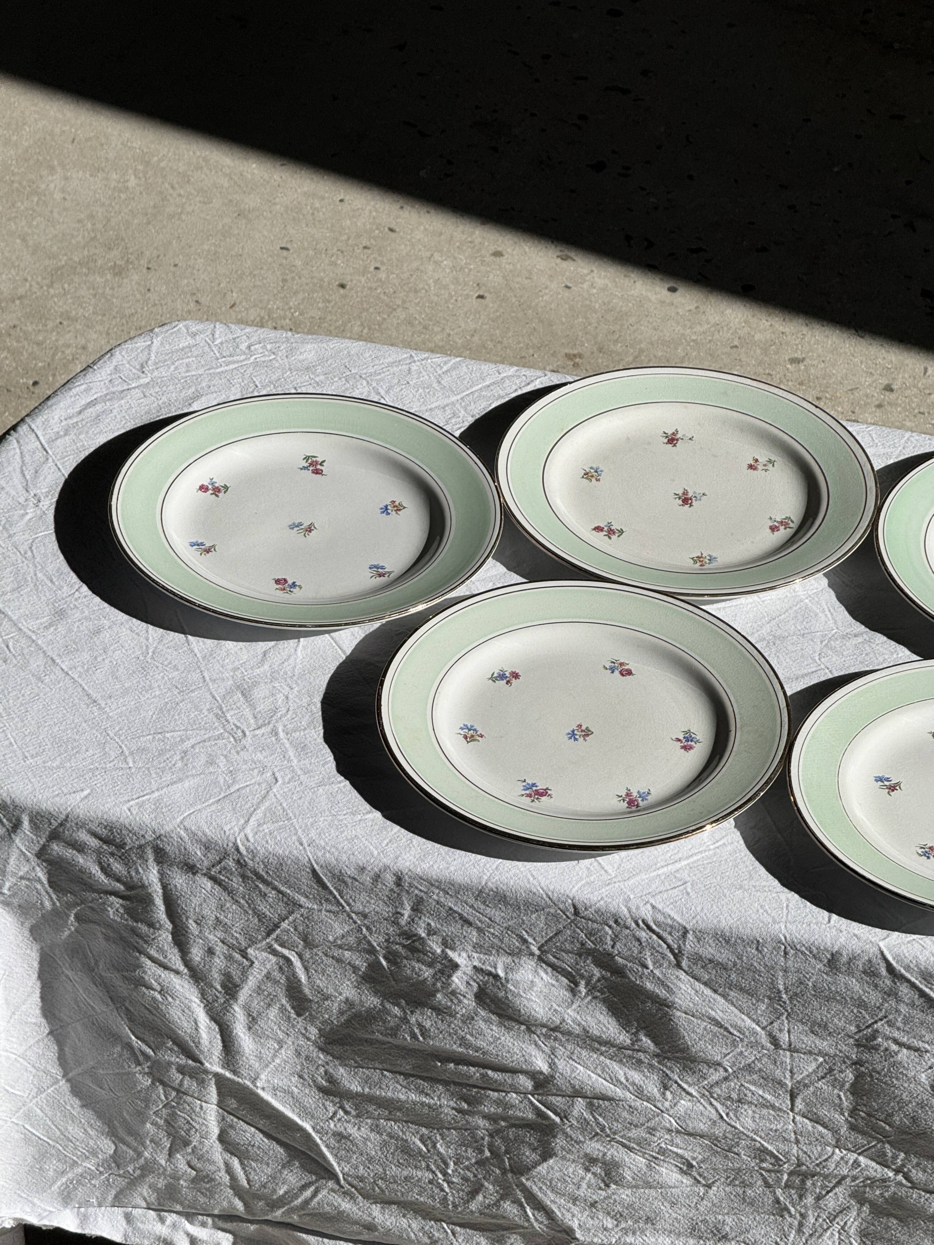 Set of 15 vintage turquoise dinner plates with gold trim and pink flowers D23.