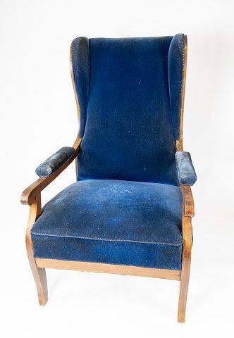 Armchair upholstered with blu velvet and mahogany designed by Frits Henningsen. The chair is great v