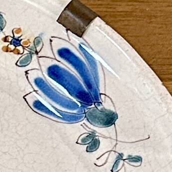 Earthenware plate with polychrome decoration - 18th century