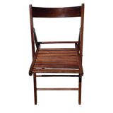 Paire de chaises pliantes en bois