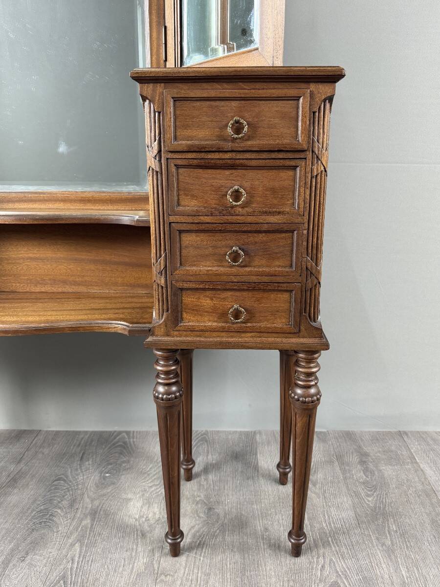 Coiffeuse avec miroir triptyque de style Louis XVI, XXe siècle