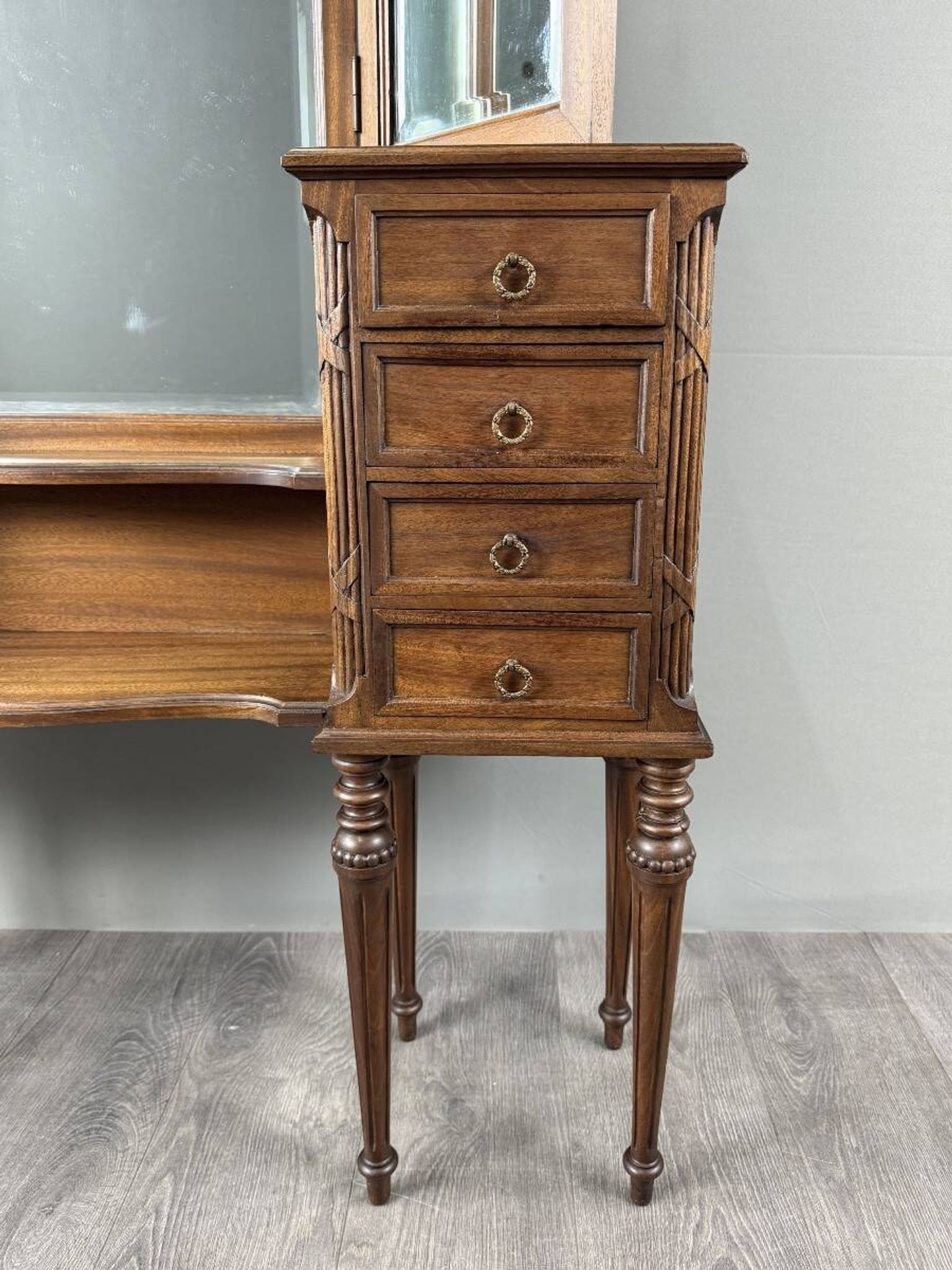 Coiffeuse avec miroir triptyque de style Louis XVI, XXe siècle