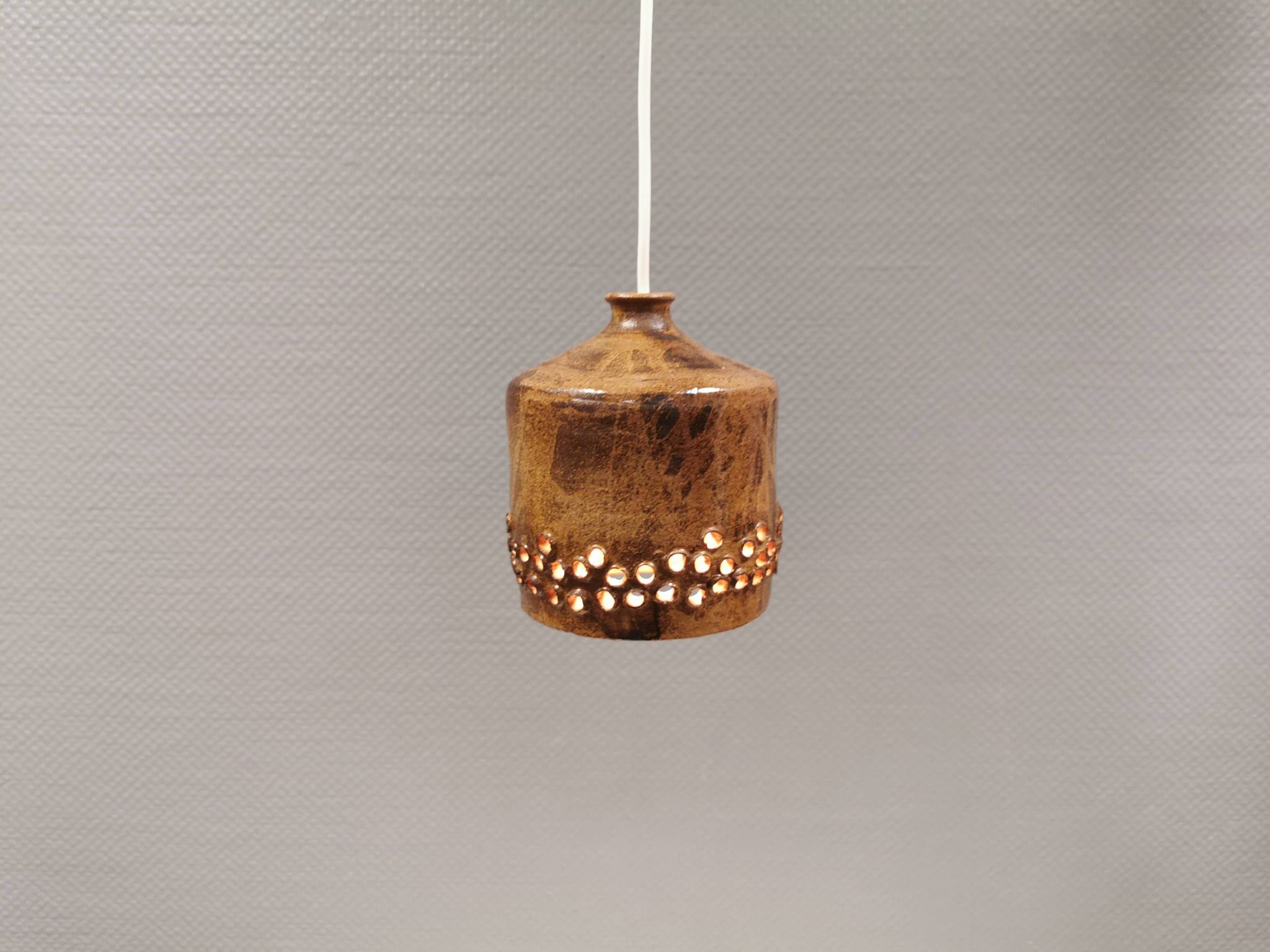 Petite lampe pendante en céramique, danoise, des années 1970-80, dans des tons terre.