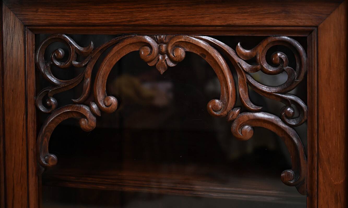 Small Rosewood Display Cabinet – Part 2 of the 19th Century