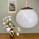 Suspension globe vintage en opaline blanche