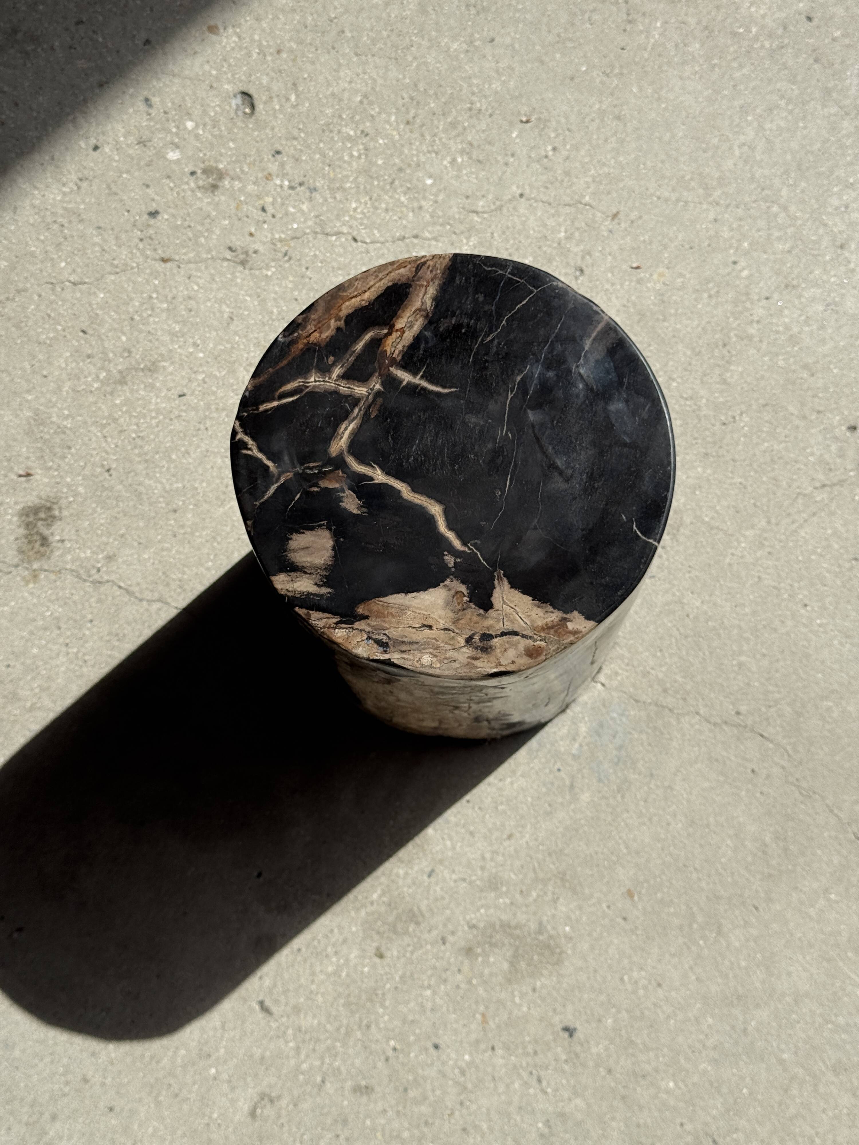 Small side table in black petrified wood with stripes and beige sides H28 D18.