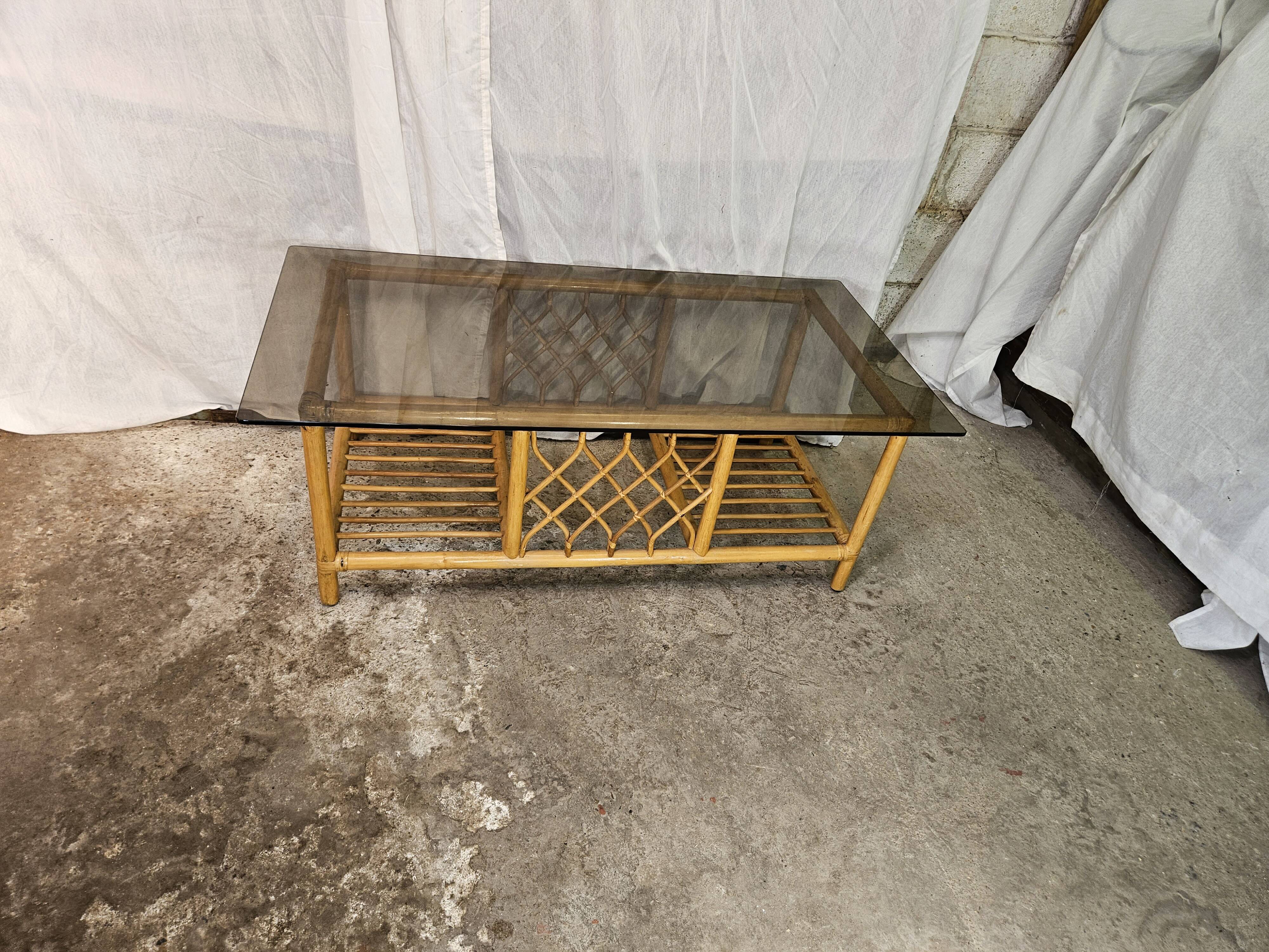 Table basse en rotin dessus verre fumé 1970