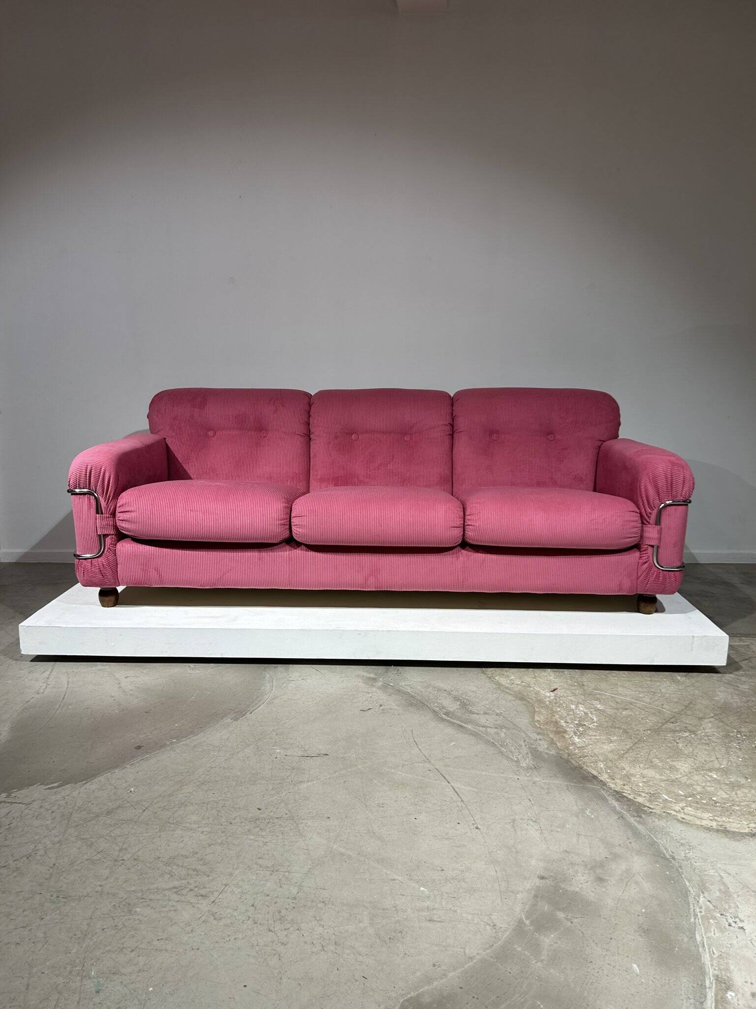 Three-seater corduroy sofa in pink, Piazzesi