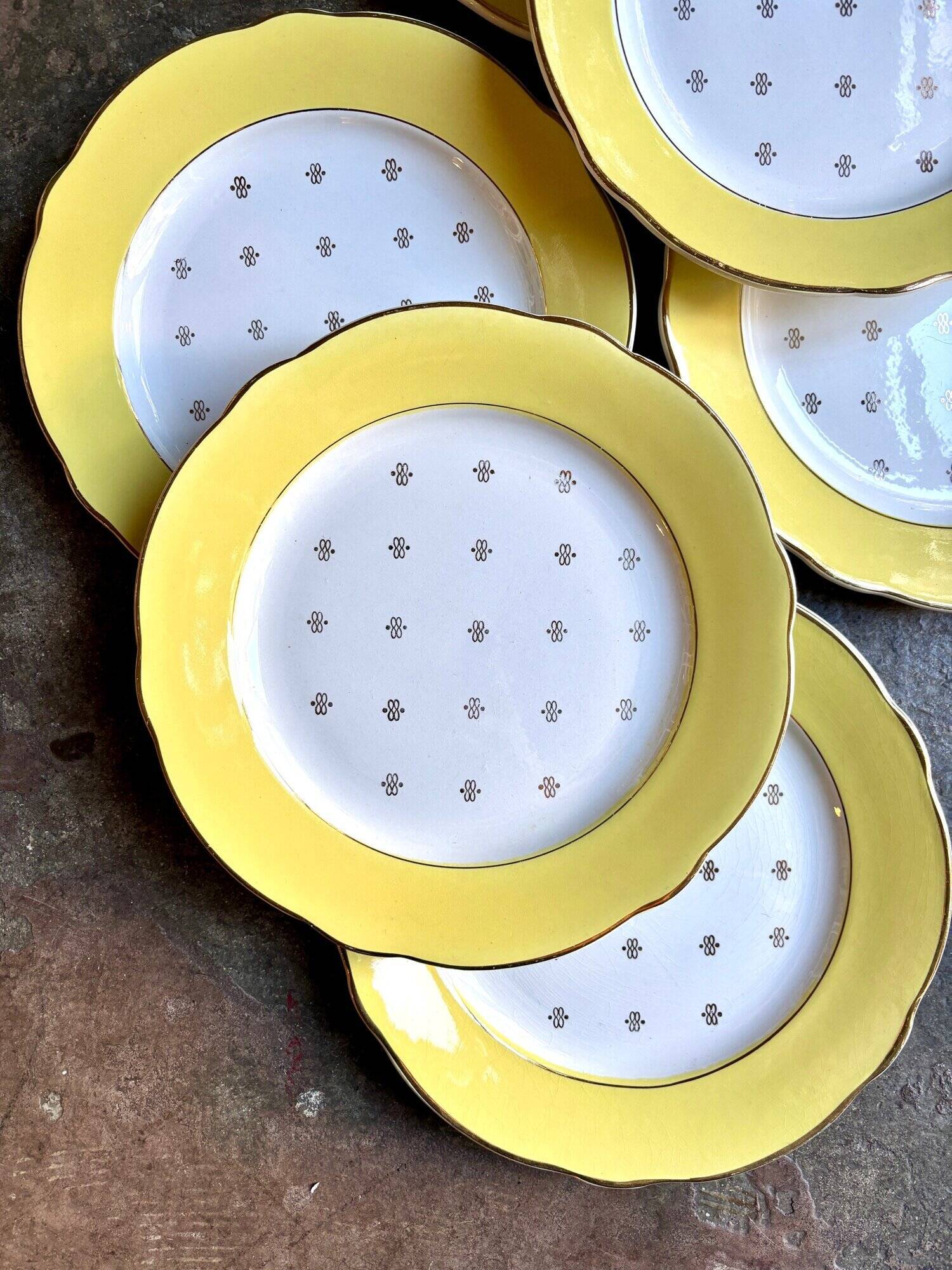 6 assiettes plates Luneville en faïence jaune et dorée, service "Josette"