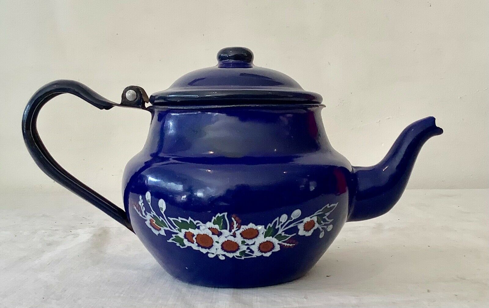 Vintage teapot 1950 in enamelled sheet metal