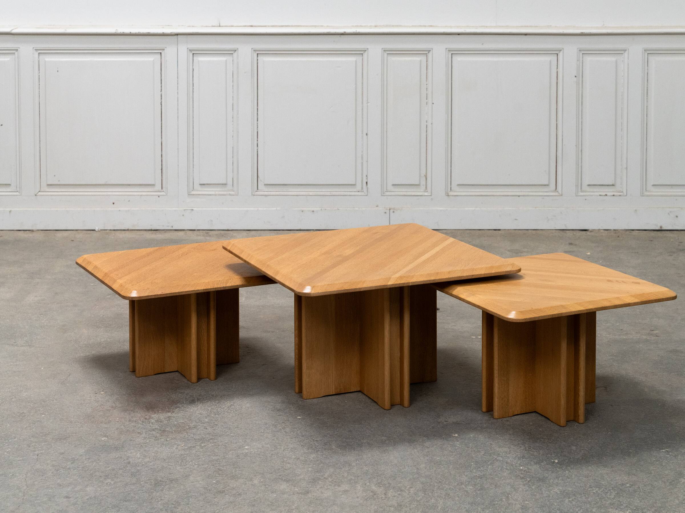 Ensemble de trois tables gigognes en chêne blond, années 80