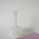 Vase en opaline blanc graphique, 1960, 20 X 11 cm