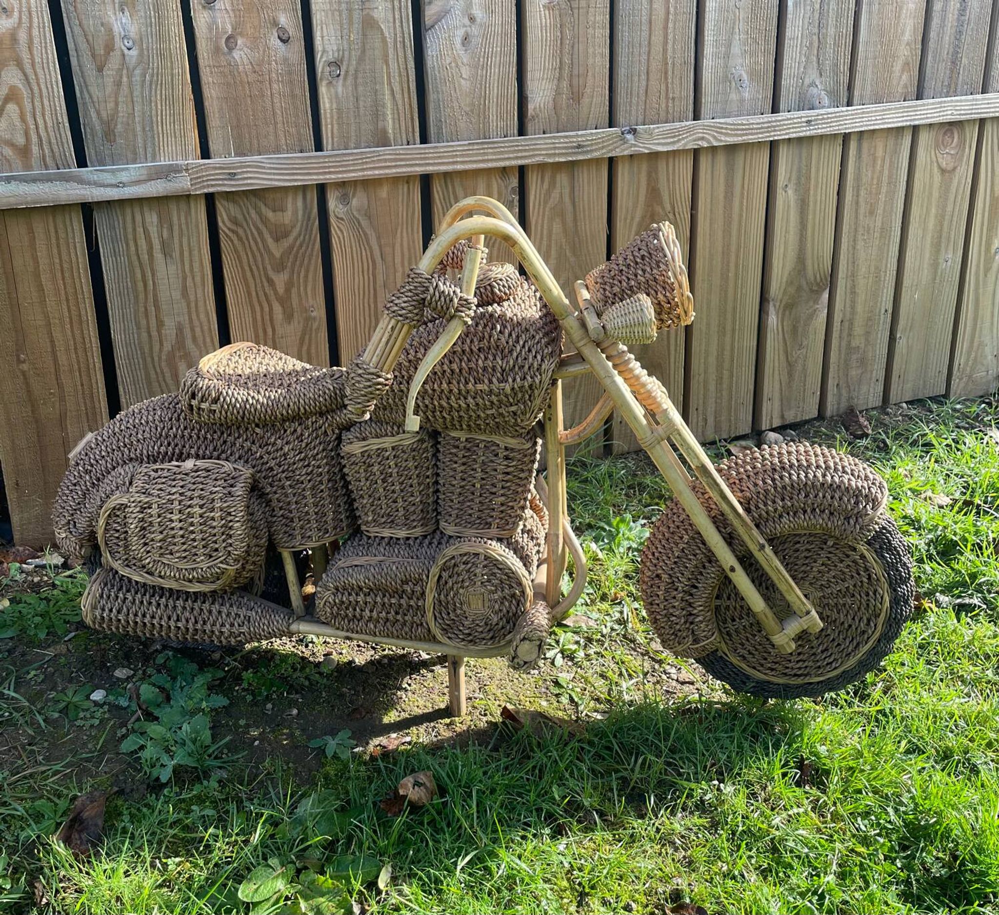 Sculpture moto Harley Davidson en osier