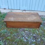 Coffre ancien en bois à clapet