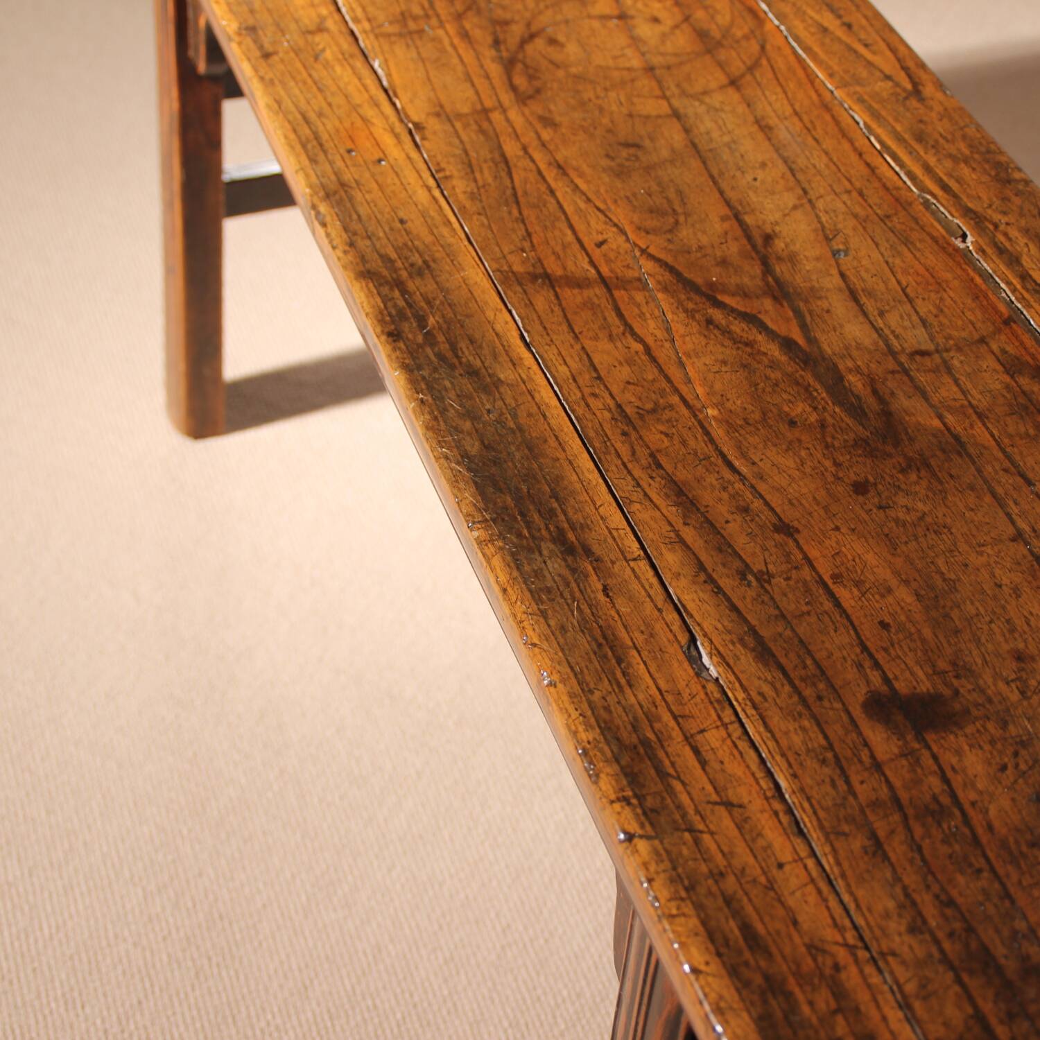 Ensemble de banc, tabouret et table basse 'Wabi Sabi' primitif en chêne massif.