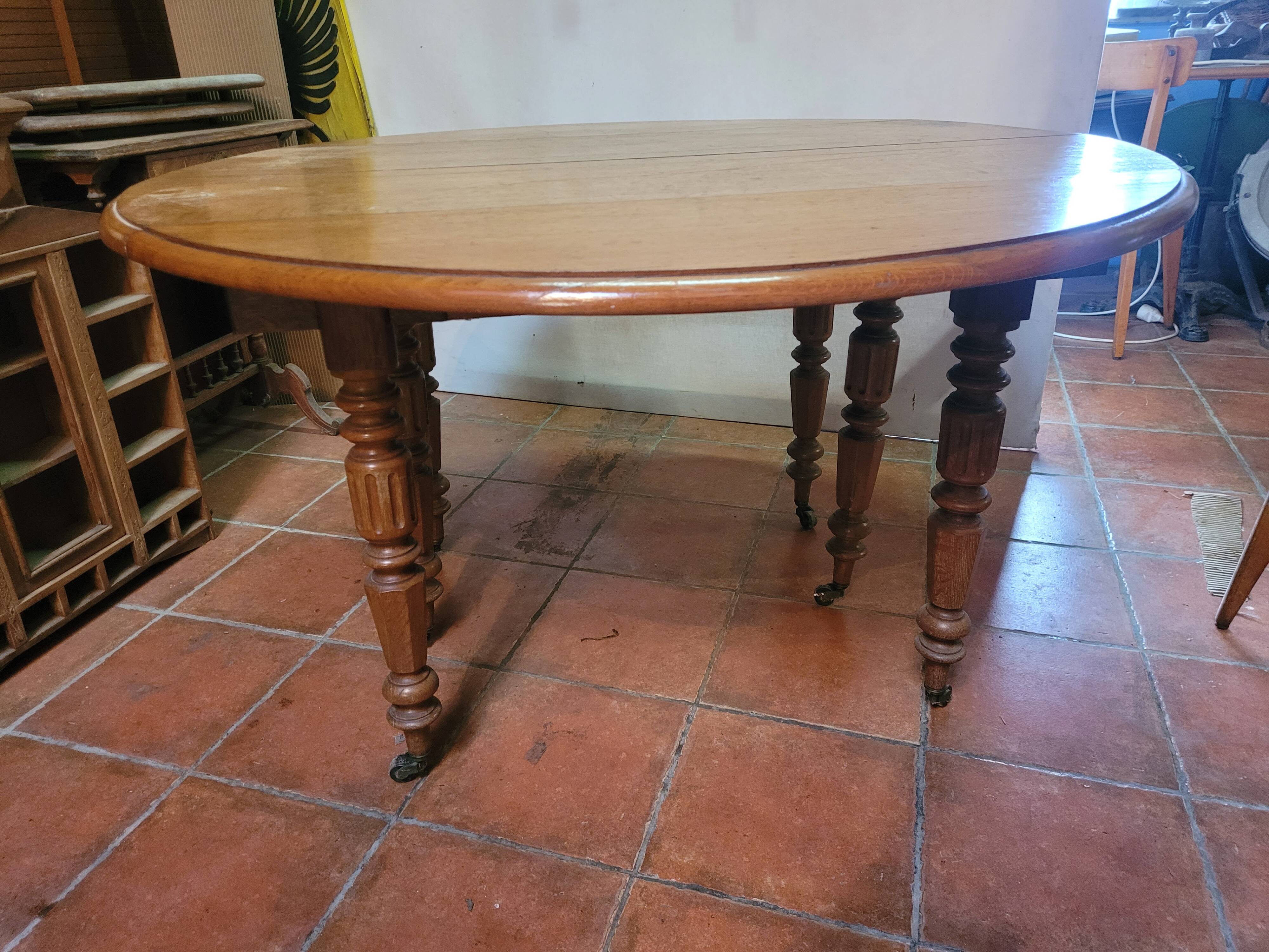 Round table 6 feet in oak with extension