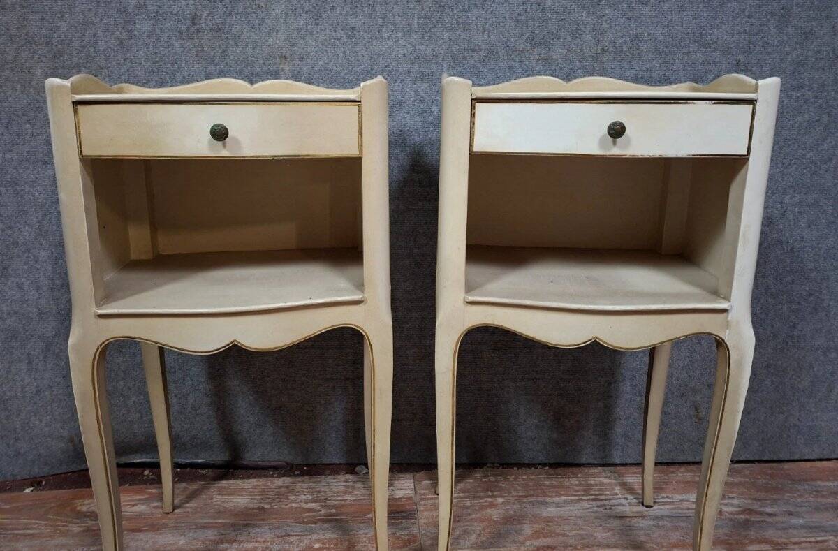 Pair of lacquered Louis XV style bedside tables – 20th century