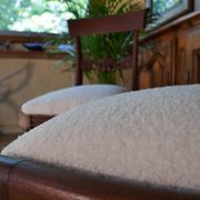 Paire de chaises anglaise style régence, tissu bouclette blanc