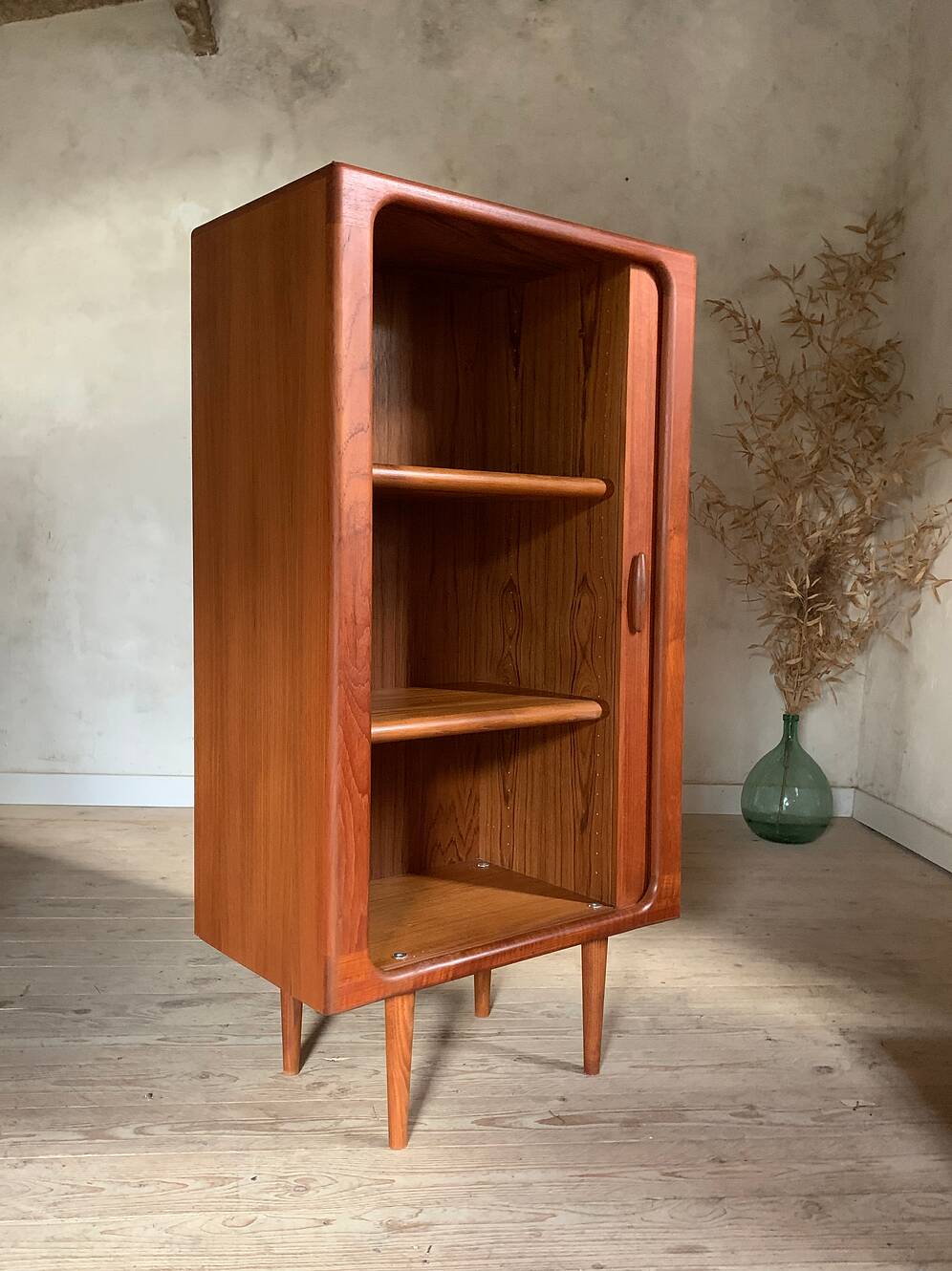 Armoire à rideau scandinave en teck vintage