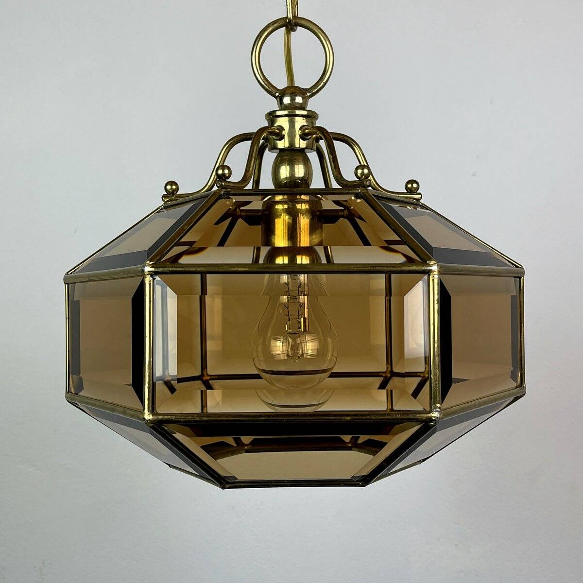 Vintage hexagonal diamond-cut crystal chandelier in gilded brass, Italy, 1960s.