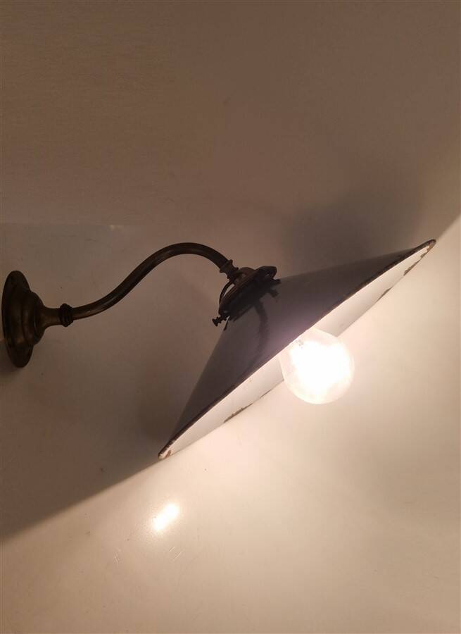Wall light in enamelled sheet metal