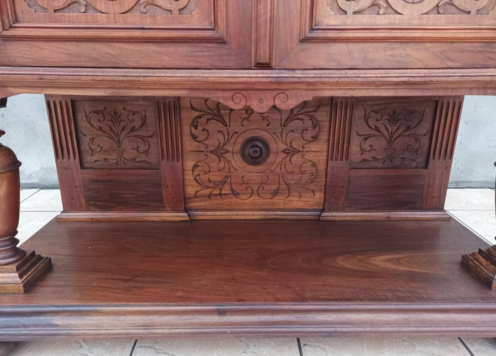Meuble crédence Renaissance en noyer 19ème