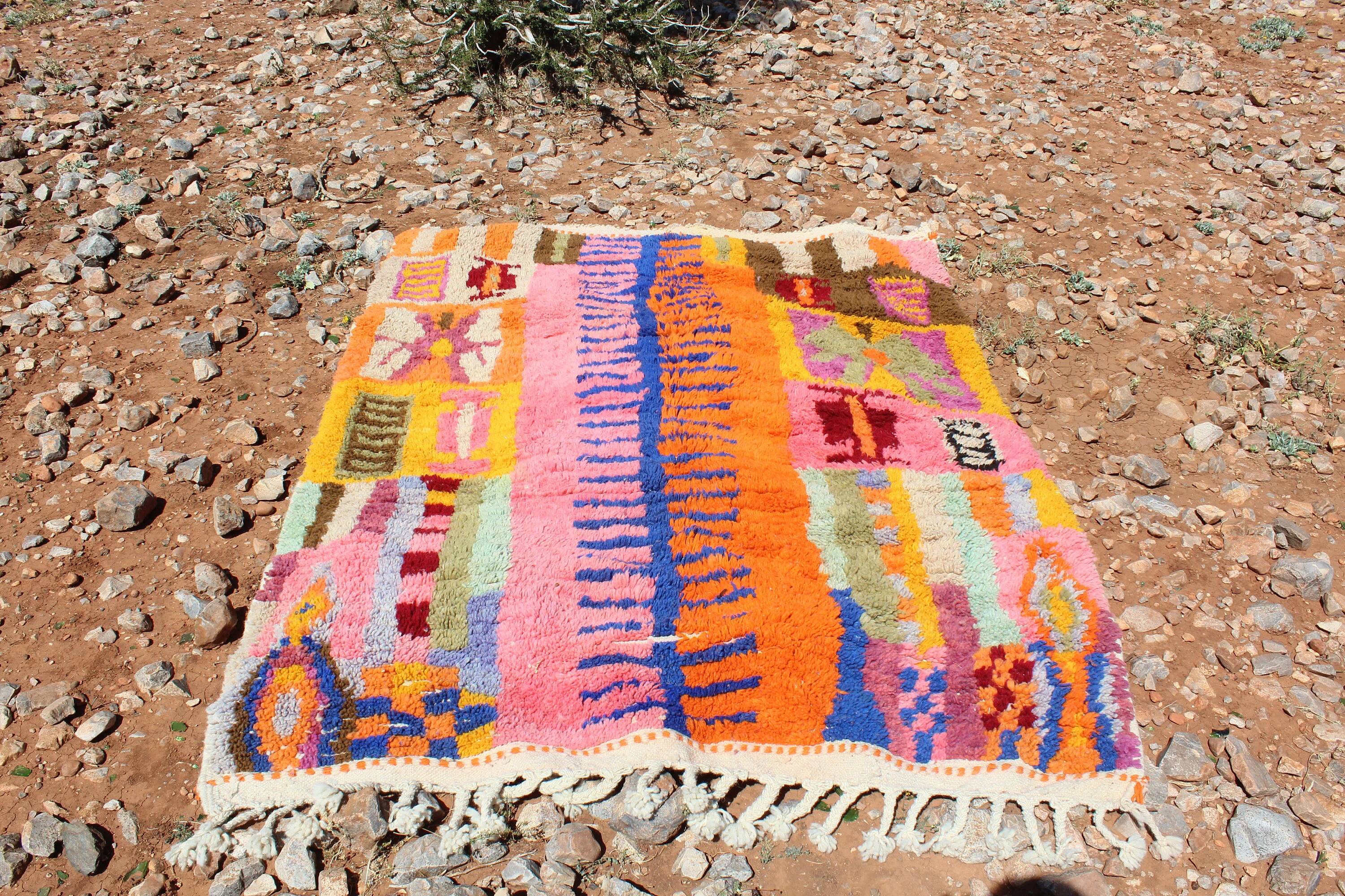 Superb Moroccan wool rug, handmade, dimensions 250x150 cm.