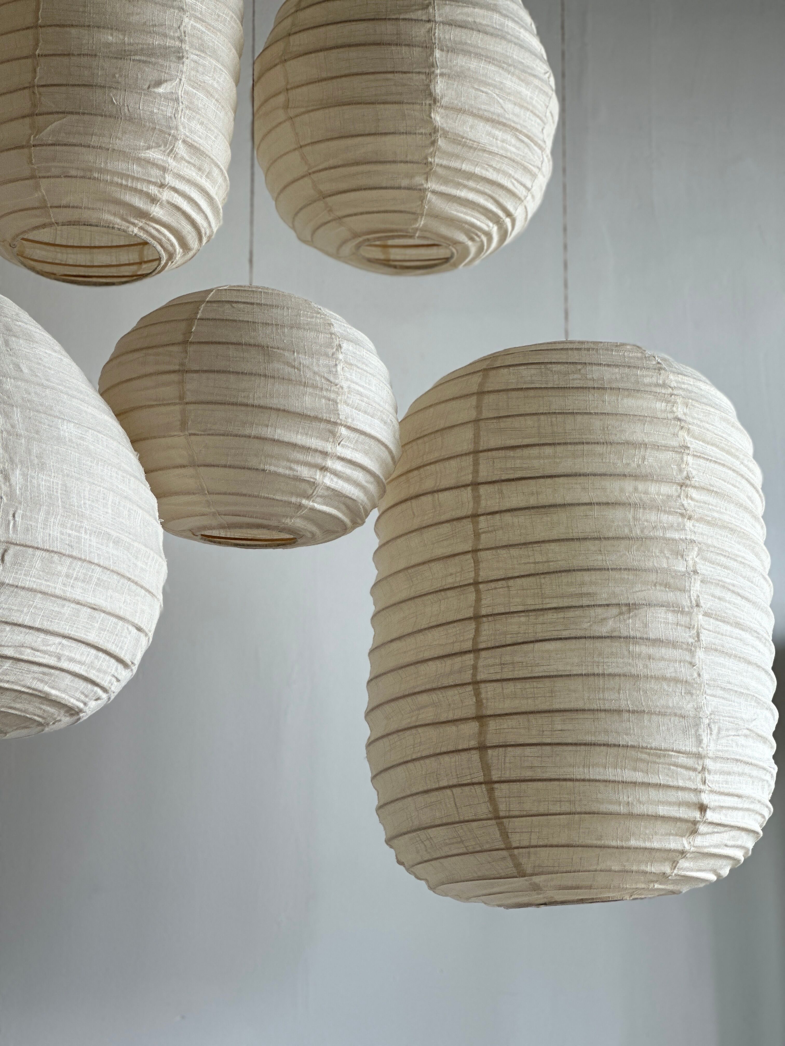 Suspension in rattan and natural japanese linen in the shape of a drop