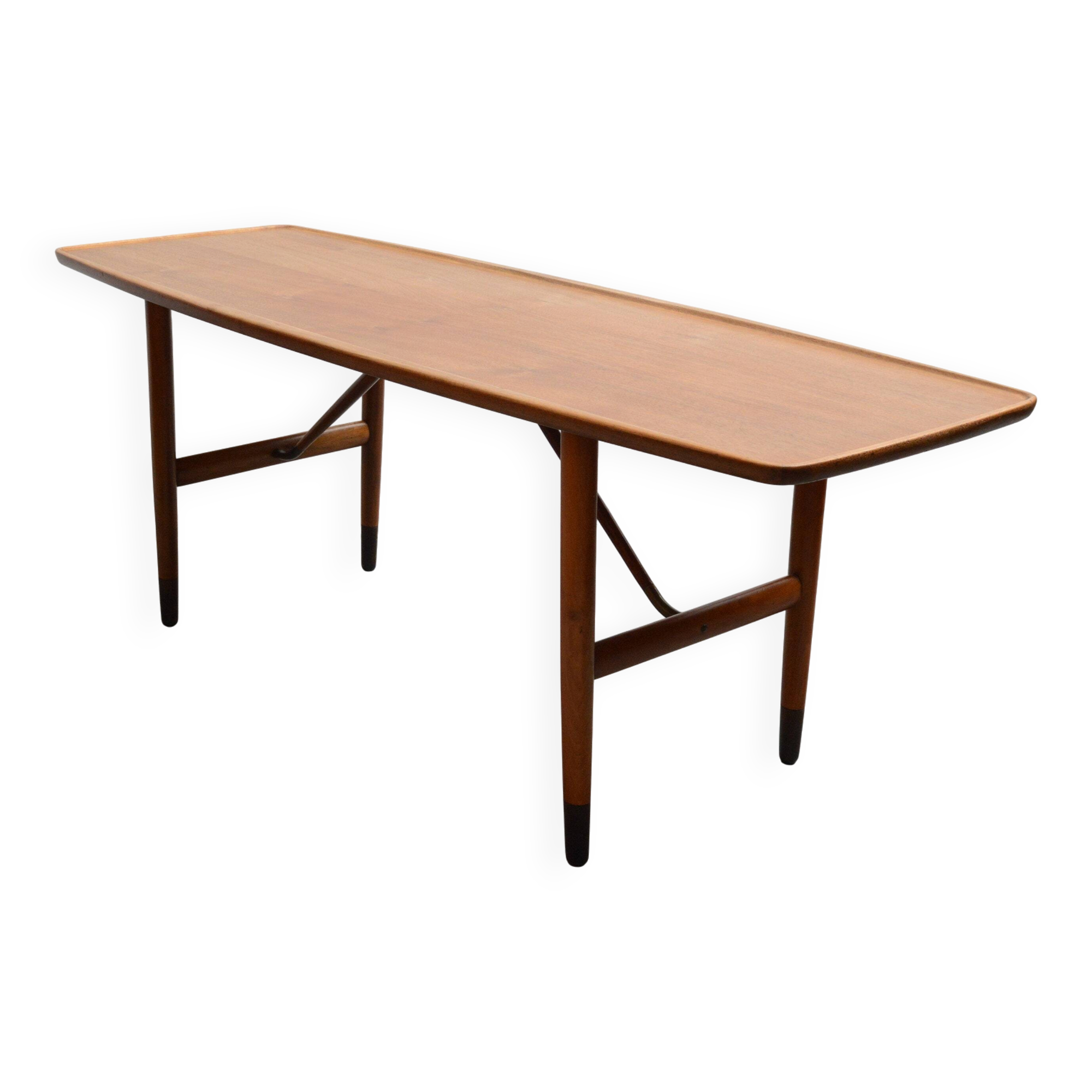Table basse Anton Kildeberg (attribuée), noyer et laiton, Danemark années 1950-60.