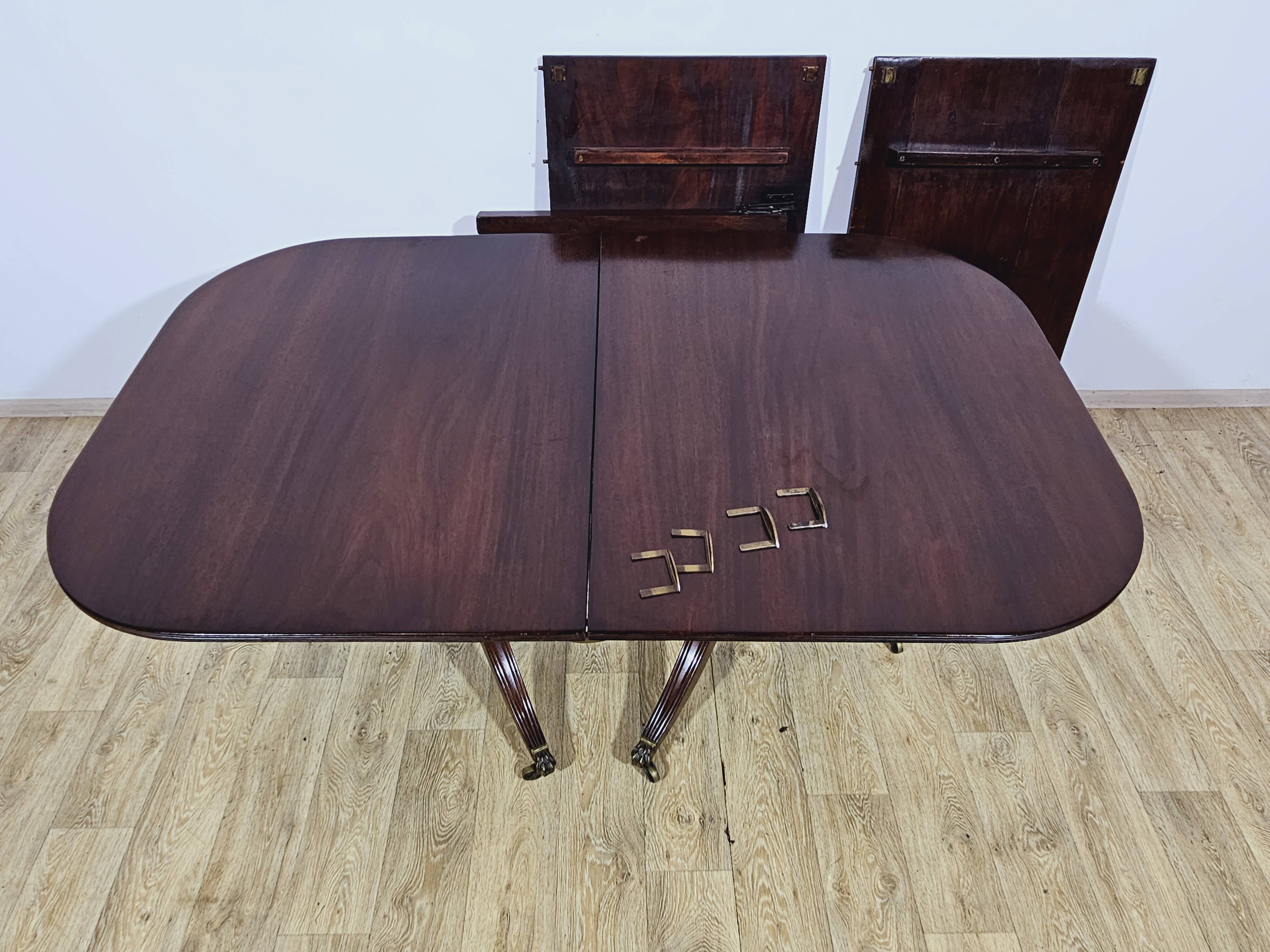 Elegant Dining Table, 2nd half of the 19th Century - Classic/Walnut