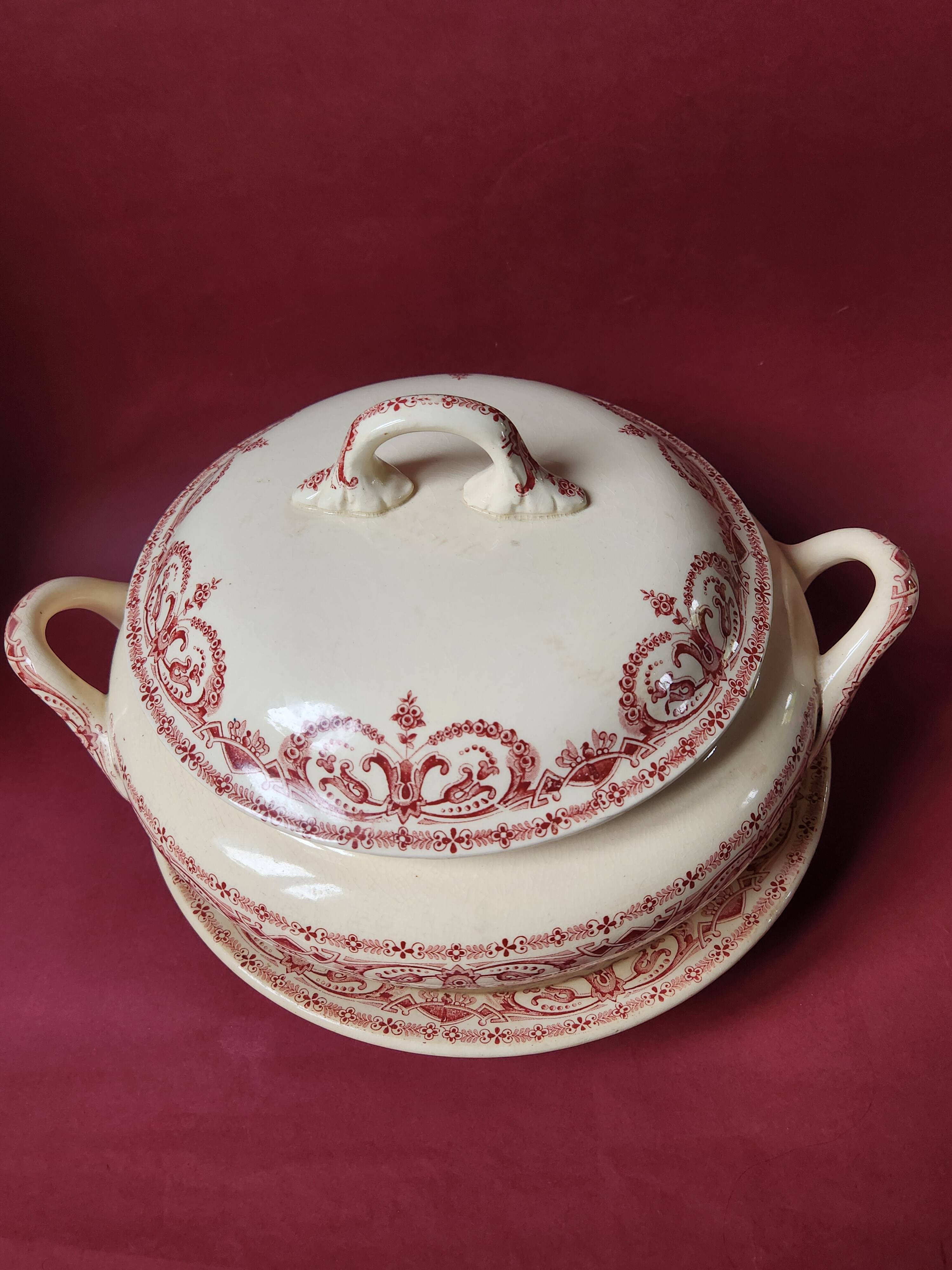 Large soup tureen and ironstone dish from the Caïffa planter, Guirlande model.