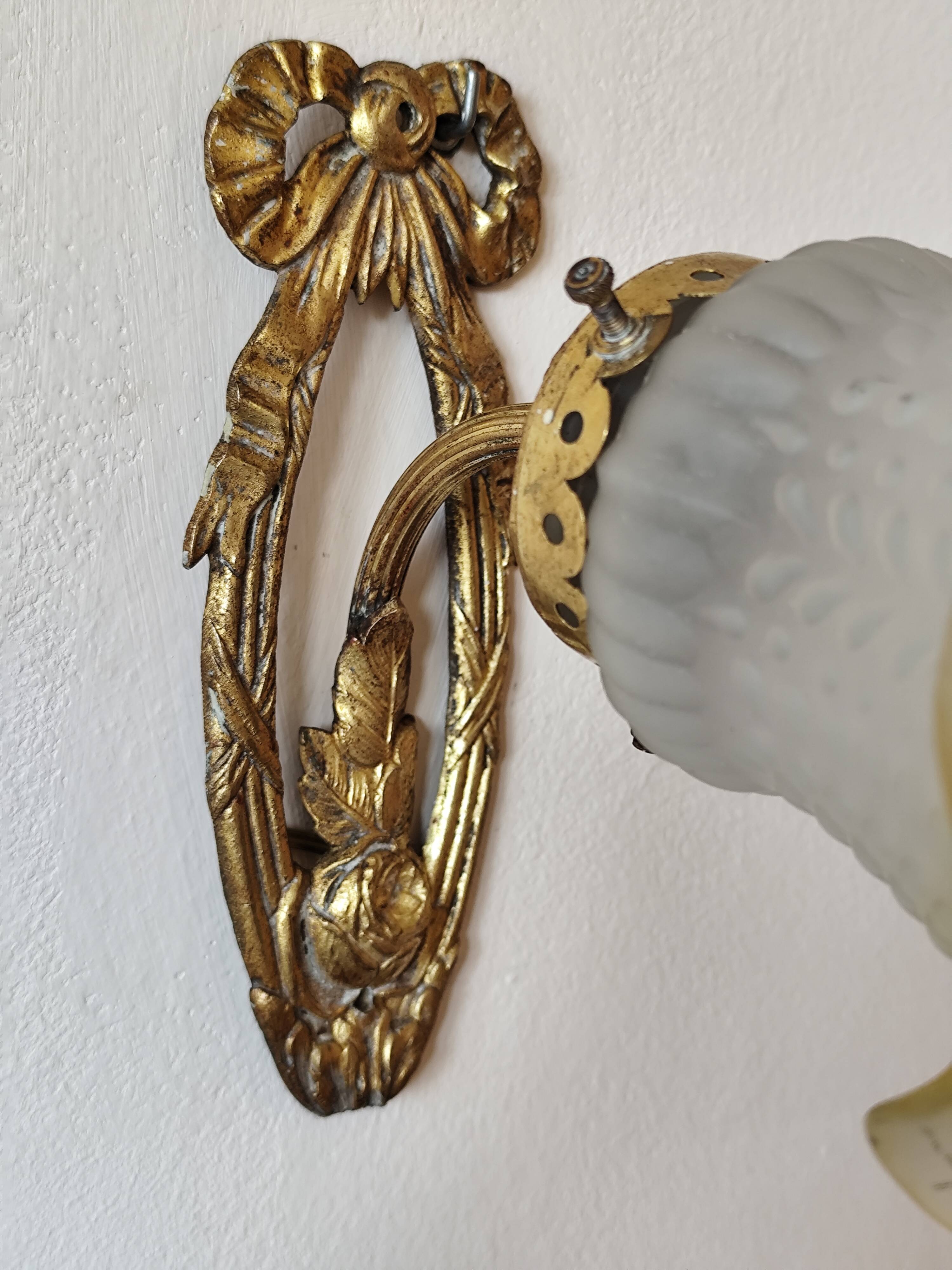 Antique wall light in gilded brass and glass tulip