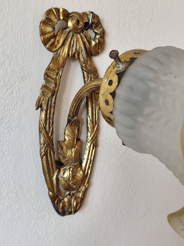Ancienne applique murale en laiton doré  et tulipe en verre