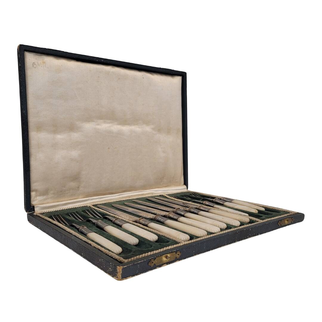 Cuberteria “Charles Boyton”, Victorian Style, Plate and nácar, s. XX – London, Reino Unido