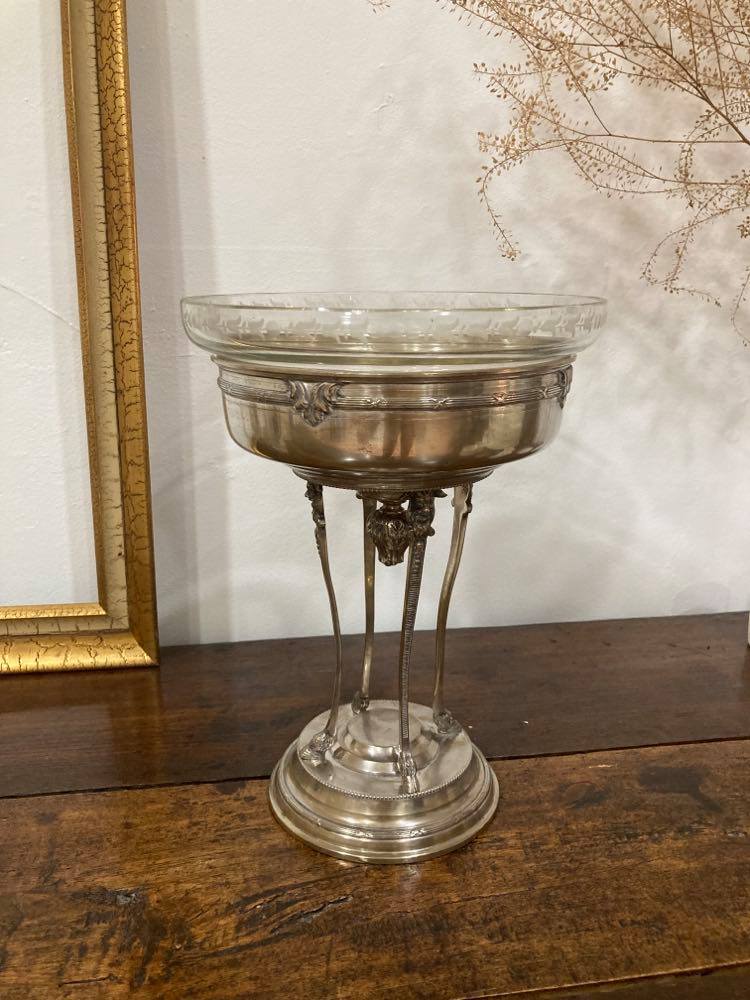 Art Deco silver metal cut on foot