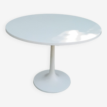 White vintage round table