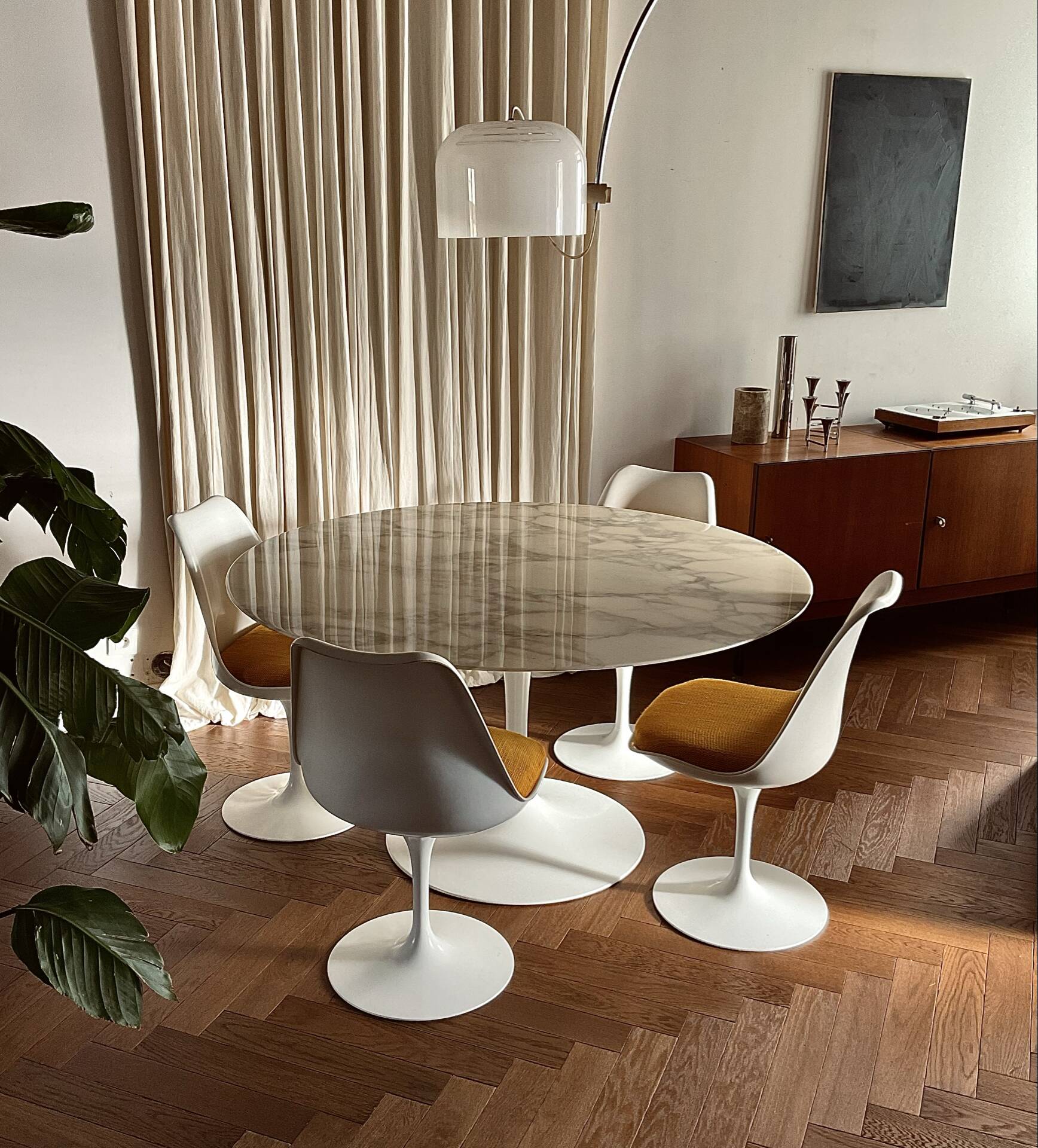 Tulip Knoll Table Saarinen + 4 chairs – Vintage design – Calacatta marble